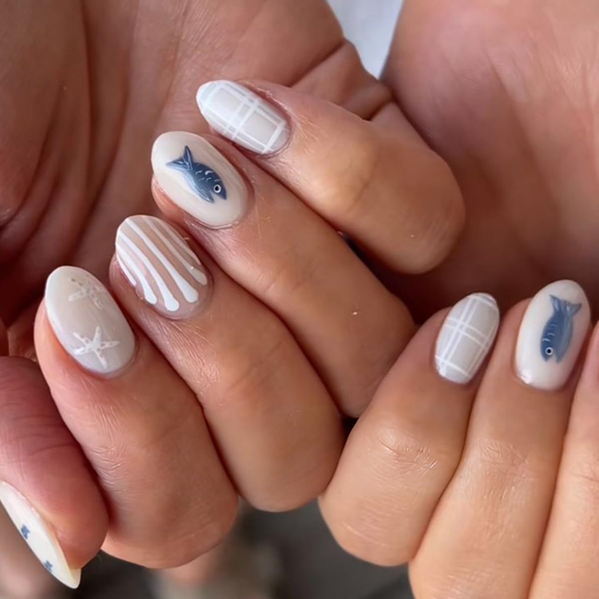 24 Pcs Summer Ocean Press on Nails Short Oval WLGDLH Fake Nails, White False Nails Press ons with Blue Small Fish Starfish Striped Design, Glue on Nails for Women Manicure, Glossy Finish