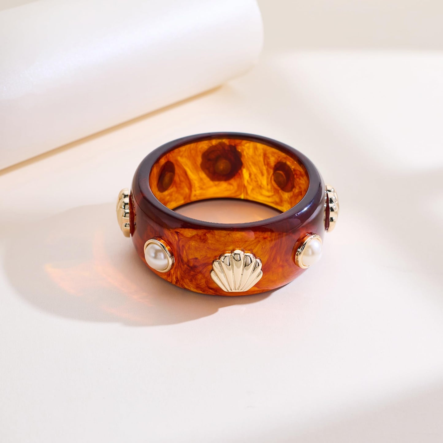 HUAYUNFANG Seashell Acrylic Resin Bracelet for Women Chunky Tortoiseshell Resin Bangle Beach Shell Pearl Acrylic Bracelets Statement Jewelry