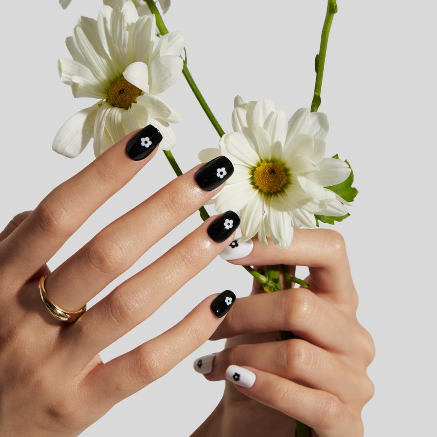 LAMIMOSA 32Pcs Daisy Flower Press On Nails Short Square in 16 Sizes – Black n White Fake Nails with Glue, Soft Gel GLue On Nails kit, Spring Summer False Nails, DAISY