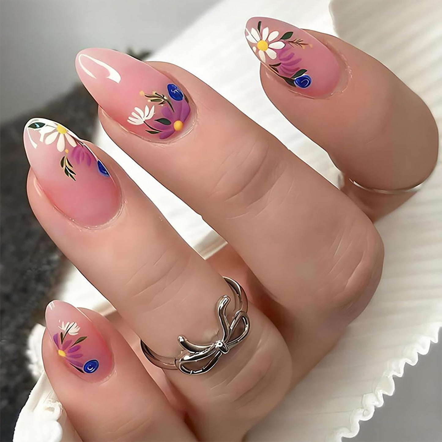 Flower Press on Nails Medium Almond Fake Nails with Daisy Designs Spring False Nail Full Cover Glossy Artificial Fingernails Floral Stick on Nail for Women 24Pcs