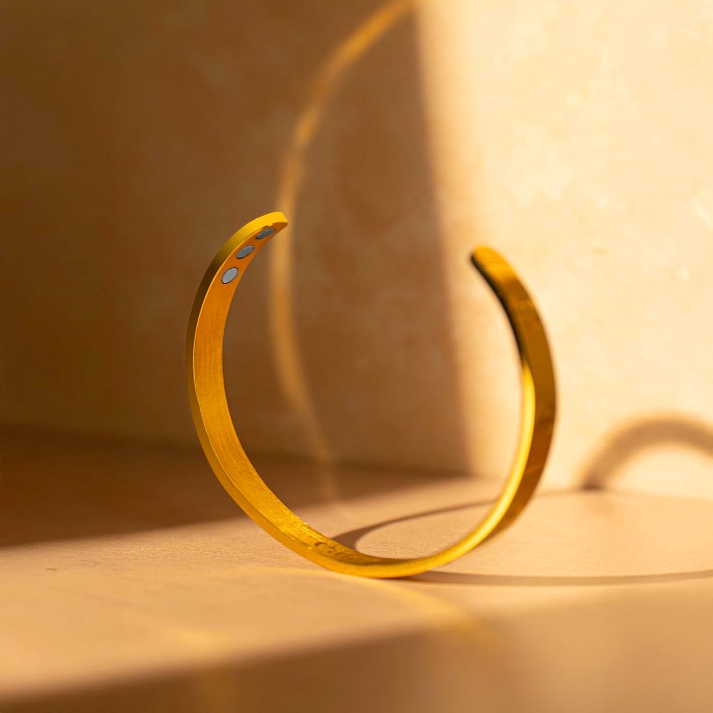 CALMI - Magnetic Wellness Bracelet with Adjustable Stainless Steel Design - 18K Gold-Plated - Wearable Magnetic Field Accessory for General Wellbeing | Unisex (Silver)