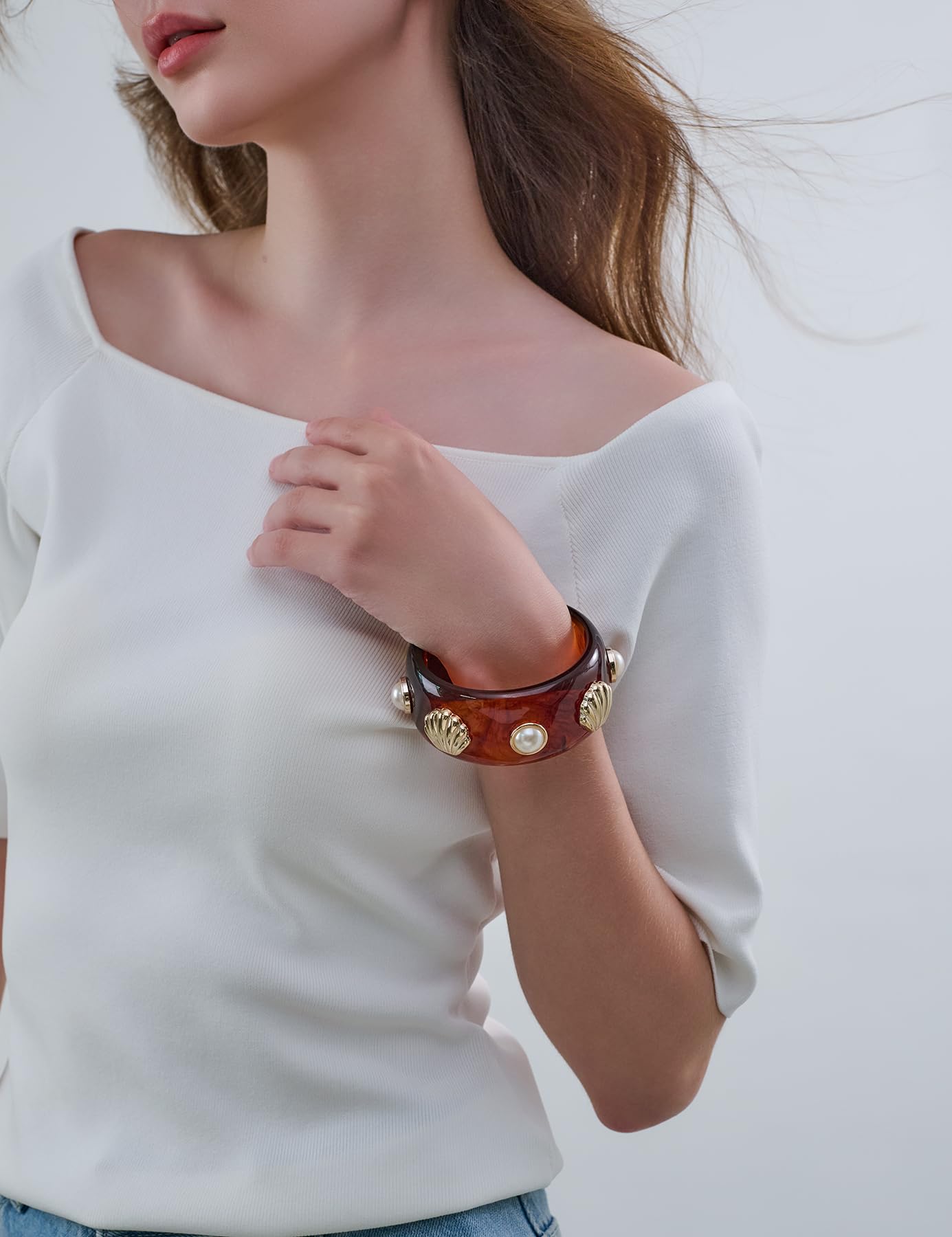 HUAYUNFANG Seashell Acrylic Resin Bracelet for Women Chunky Tortoiseshell Resin Bangle Beach Shell Pearl Acrylic Bracelets Statement Jewelry