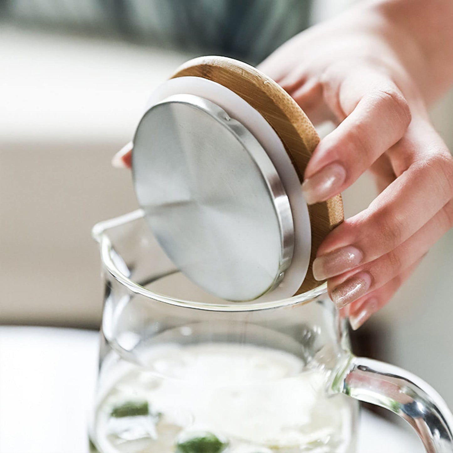 hjn Glass Pitcher with Lid Glass Water Carafe with Handle, Fridge Water Jug Cold or Hot Beverages, Iced Tea, Milk, Juice 1500ml/51oz &
