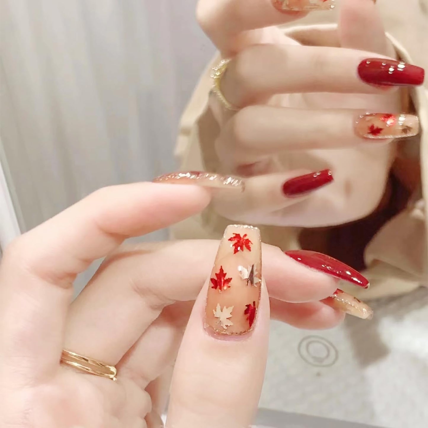 RTKHFZE Fall Press on Nails Medium Length Red False Nails Shiny Sequins with Maple Leaves Glitter Designs Acrylic Nails 24Pcs Autumn Full Cover Fake Nails Stick on Nail for Women and Girls