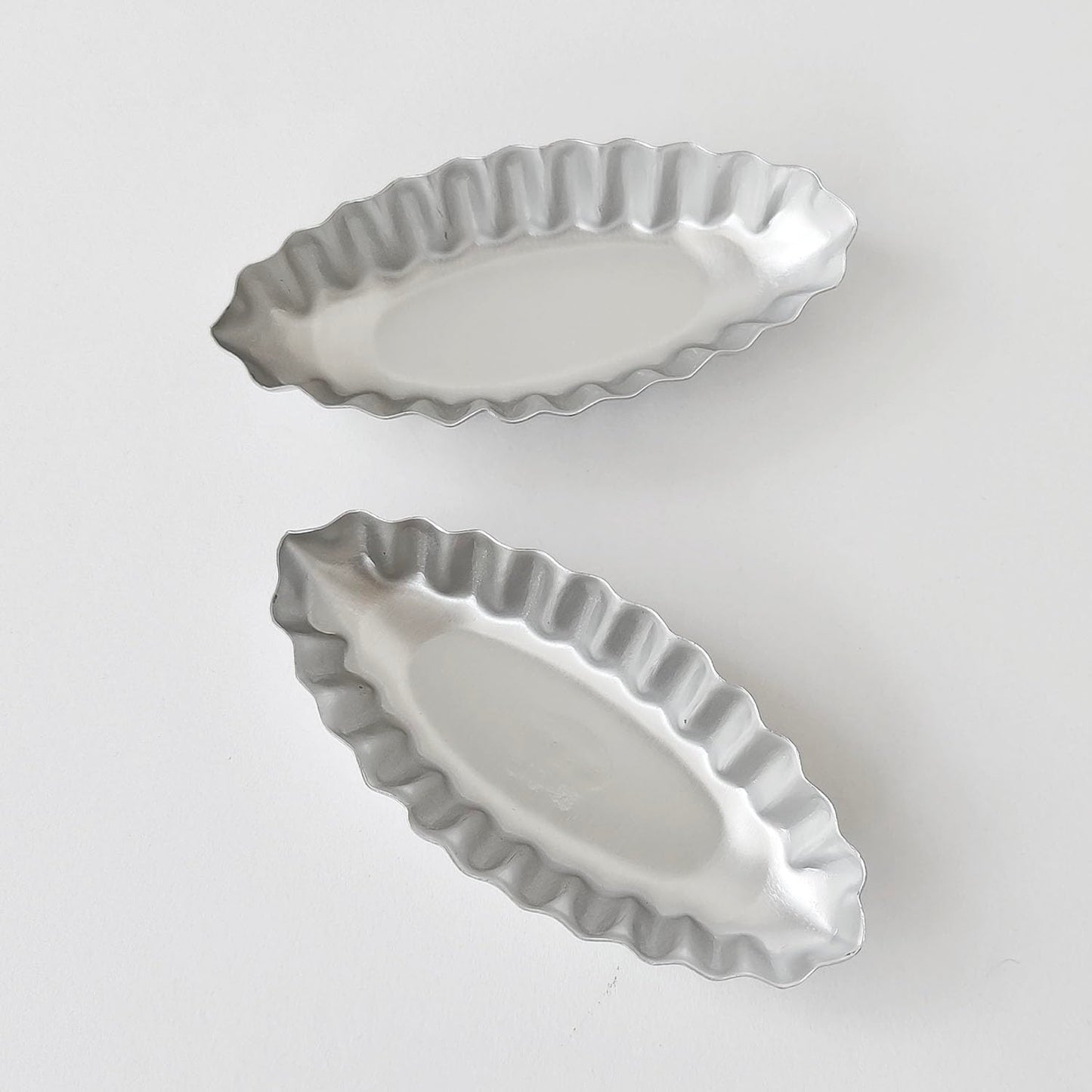 Heluok Tiny Tart Pan Boat Shape, 10PCS Egg Tart Mold Fluted Edge, Wave Flower Aluminum Baking Tool, Reusable Dessert Tray for Small Tartlets, Quiches
