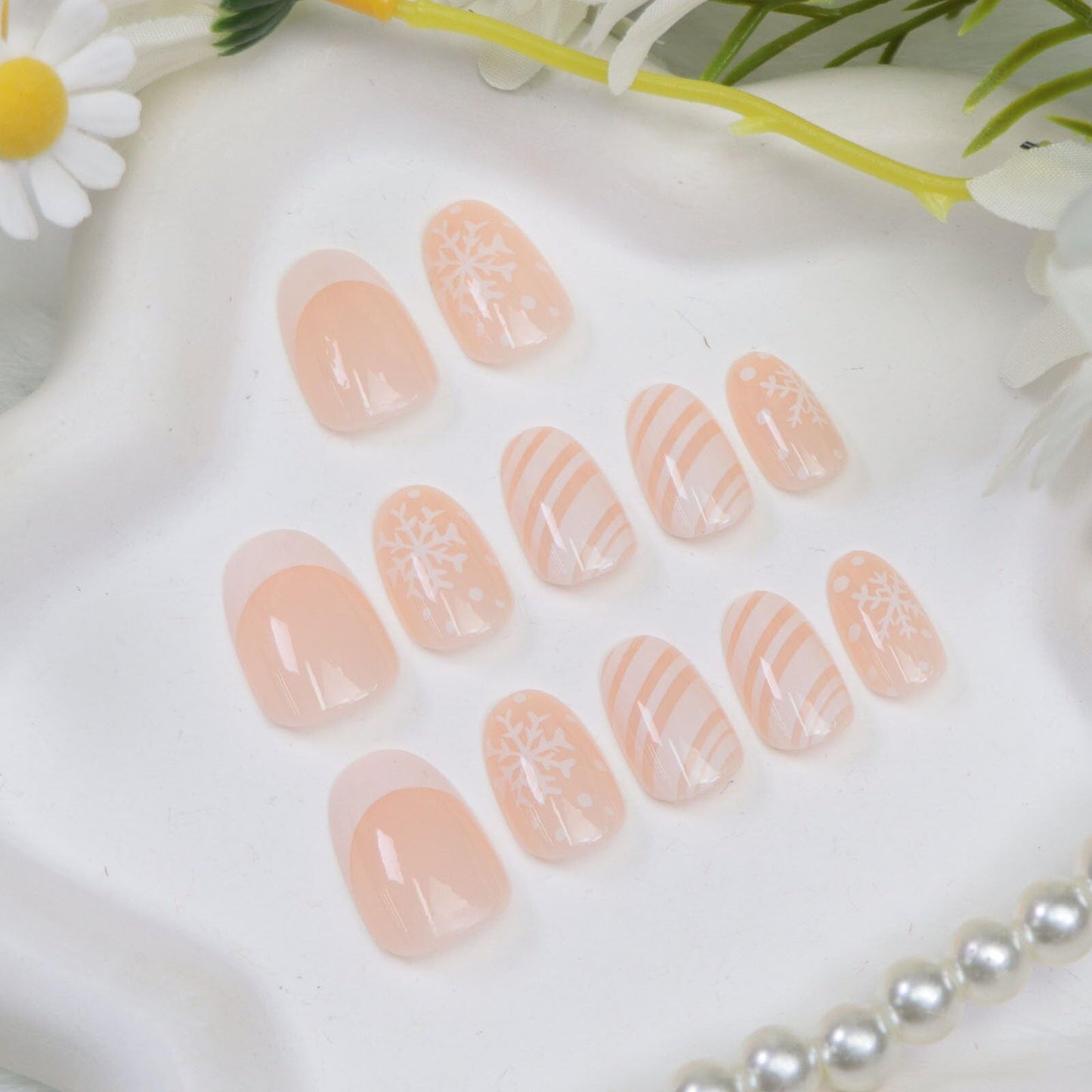 Christmas Press on Nails Short Round Fake Nails with Lines Snowflake Design Glossy White French Tip Nails Press ons Nude Short Oval Xmas Glue on Nail for Women 24 Pcs