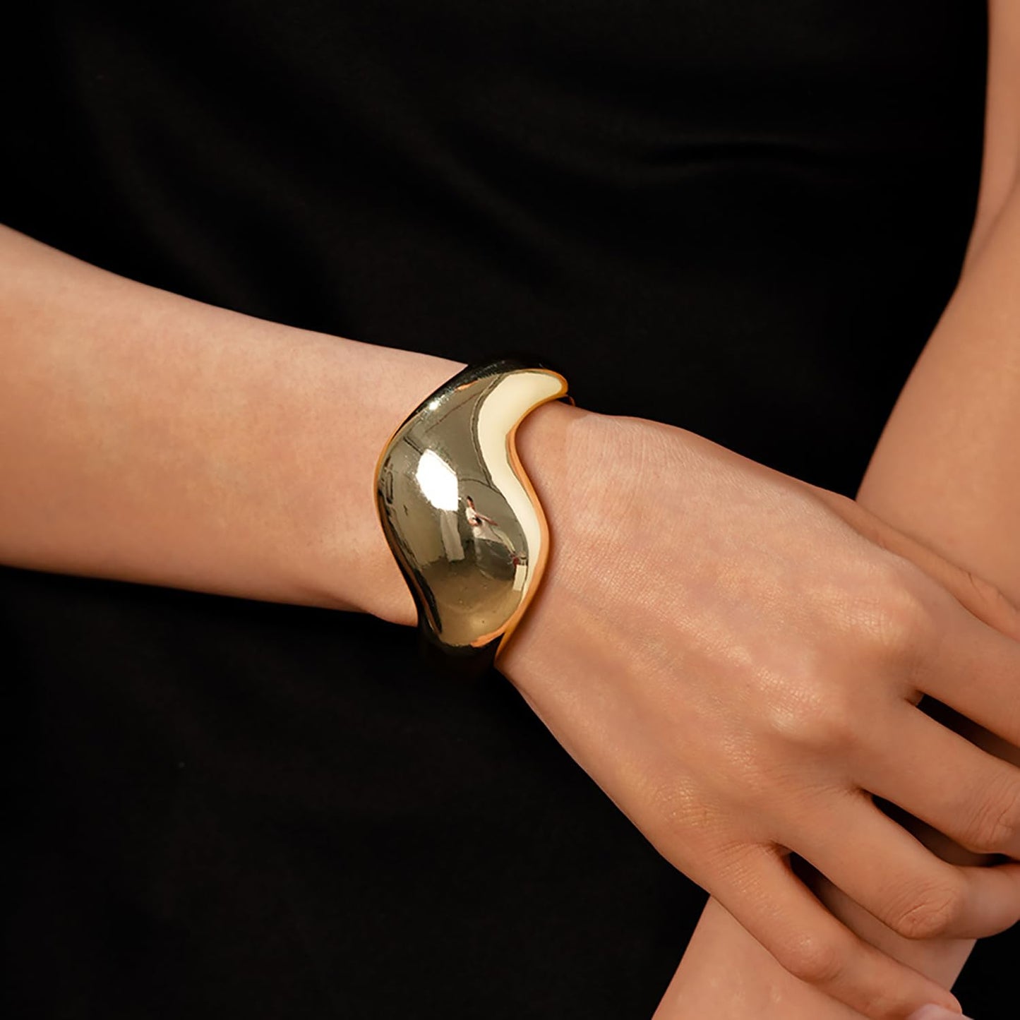 MOEEIJEW Chunky Gold Bangle Bracelets for Women Cuffs Bracelets Wide Hammered Bangle Statement Jewelry (Gold C)