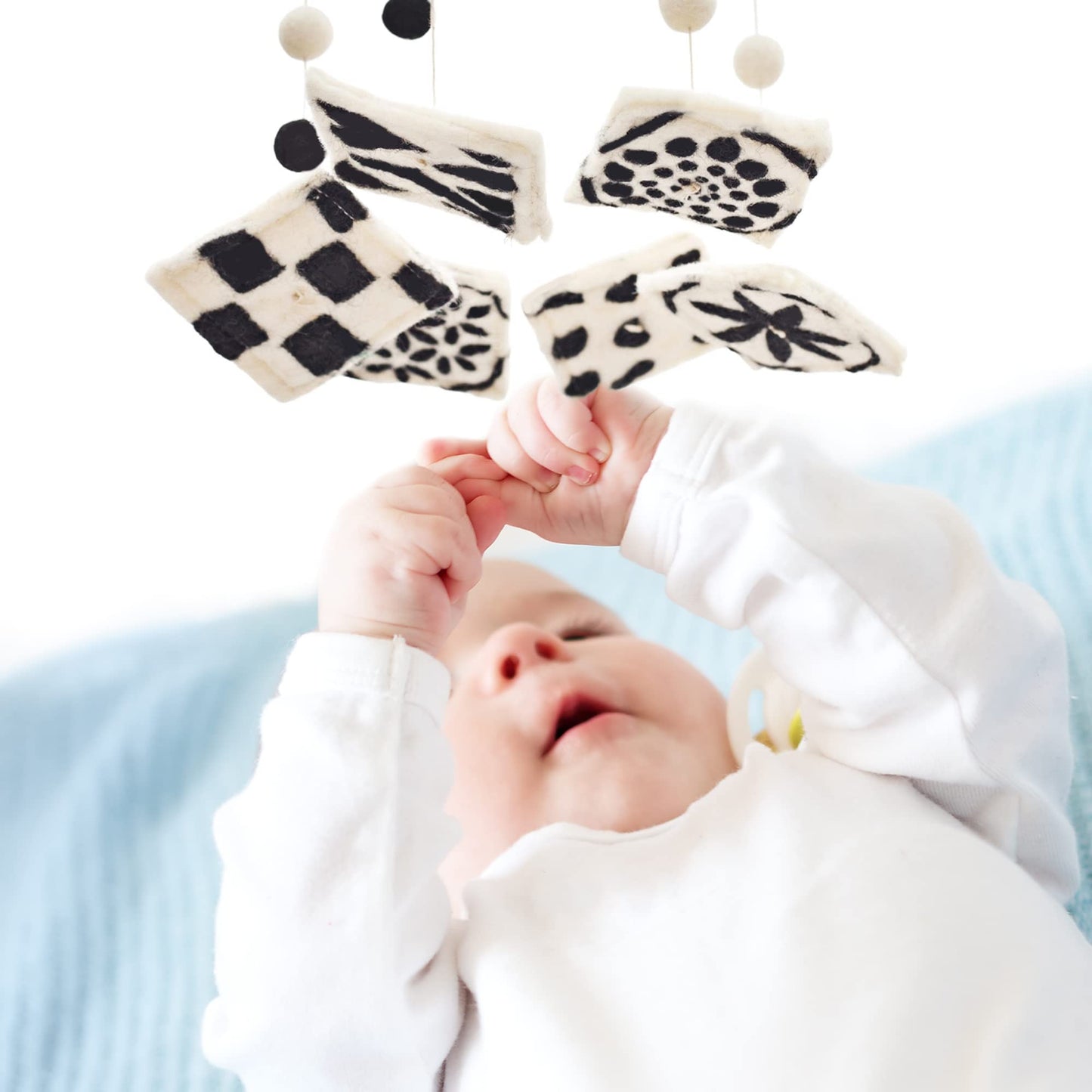 GLACIART ONE Black and White Baby Crib Mobile | Safe High Contrast Wool Toys, Neutral Room Decor for Boy & Girl | Develops Cognitive, Visual & Motor Skills | Great Gift Idea