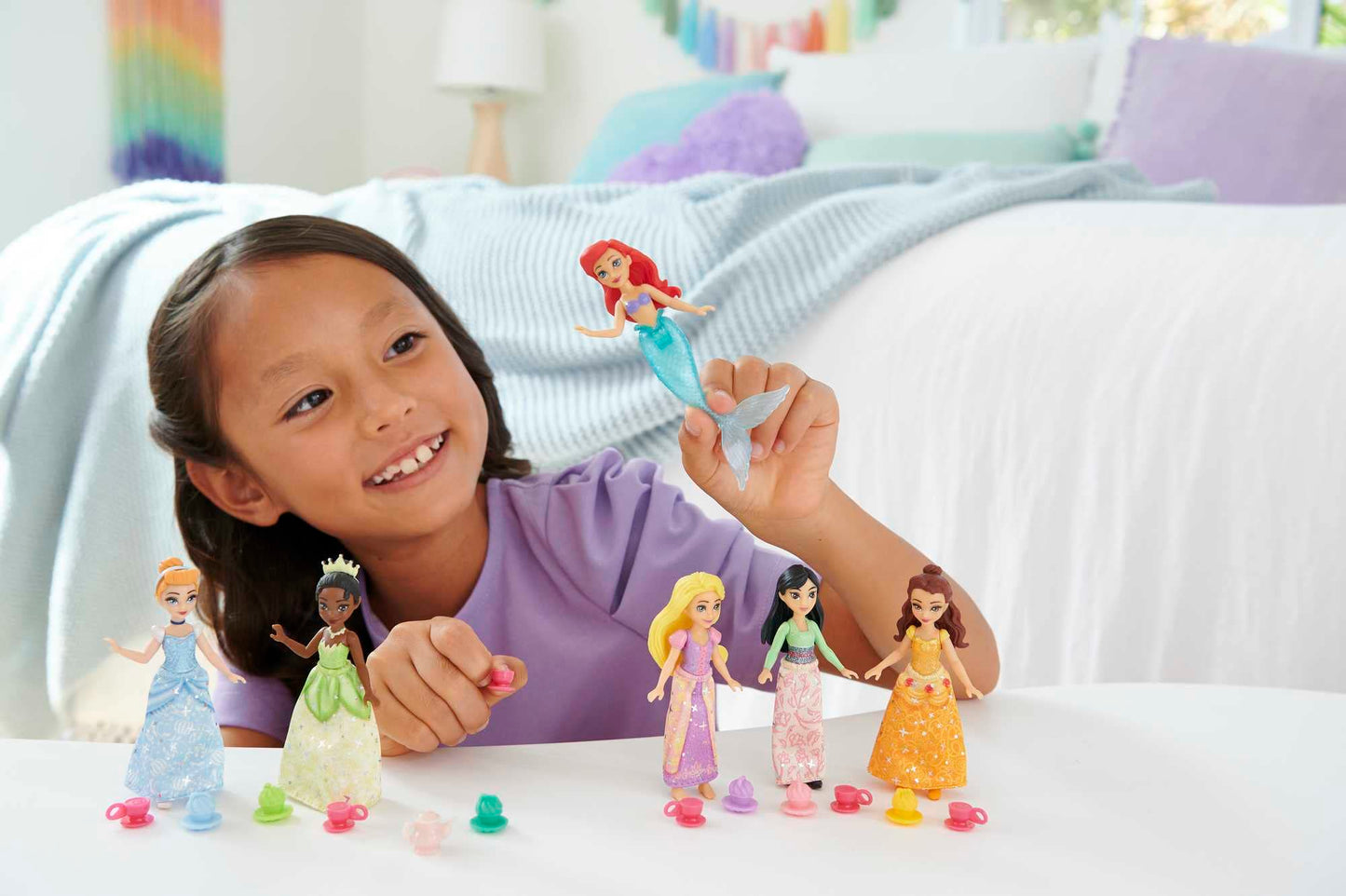 Mattel Disney Princess Toys, Small Doll Party Set with 6 Posable Dolls in Sparkling Clothing & 13 Tea Time Accessories
