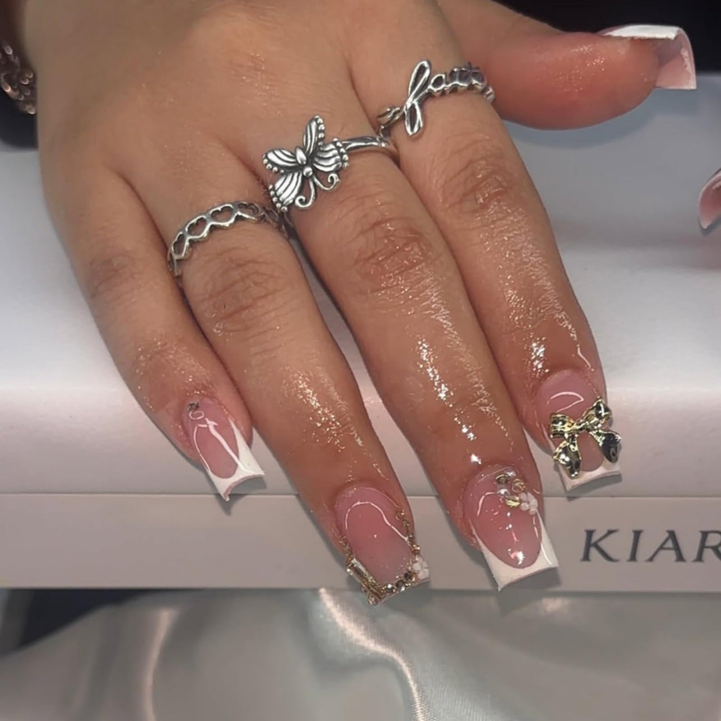 24Pcs Bow Press on Nails White French Tip Fake Nails Short Nail Press ons with Rhinestone Flower Design Square Stick on Nail for Women Manicure 24Pcs