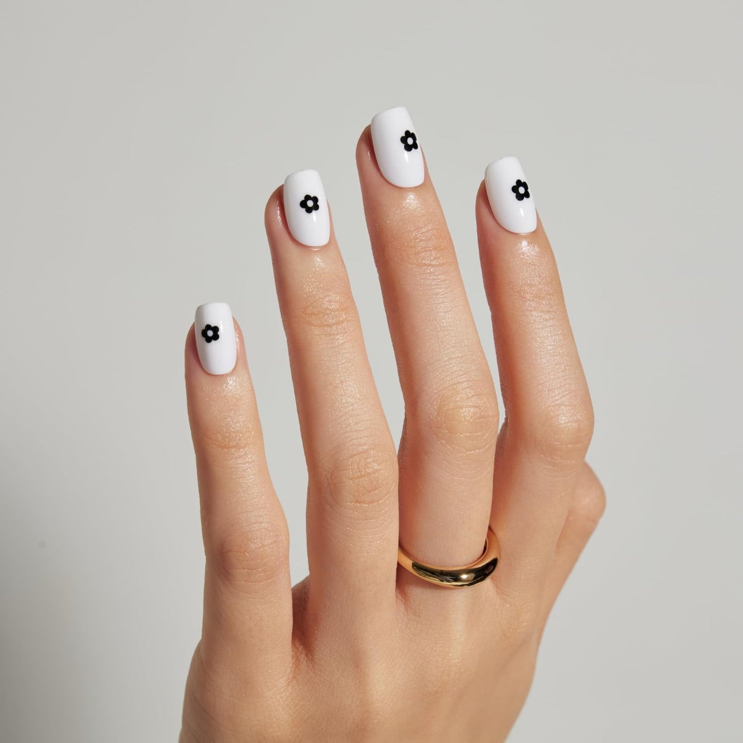 LAMIMOSA 32Pcs Daisy Flower Press On Nails Short Square in 16 Sizes – Black n White Fake Nails with Glue, Soft Gel GLue On Nails kit, Spring Summer False Nails, DAISY