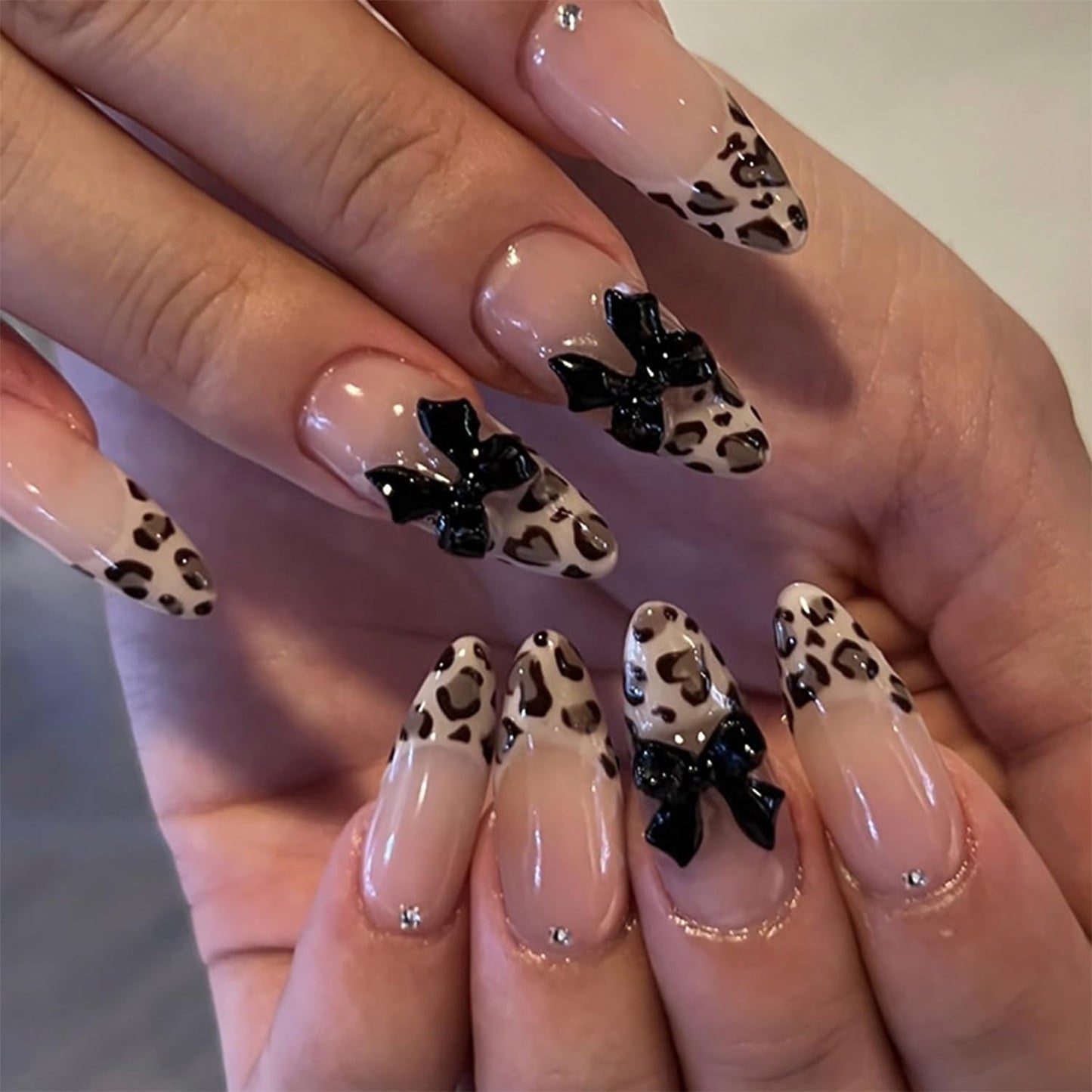 24Pcs Bow Press on Nails Medium Almond Fake Nails Black with Leopard Print Design Bow Charms False Nails Glossy Full Cover Artificial Glue on Nails Nude Stick on Nails Valentine's Day Nails for Women