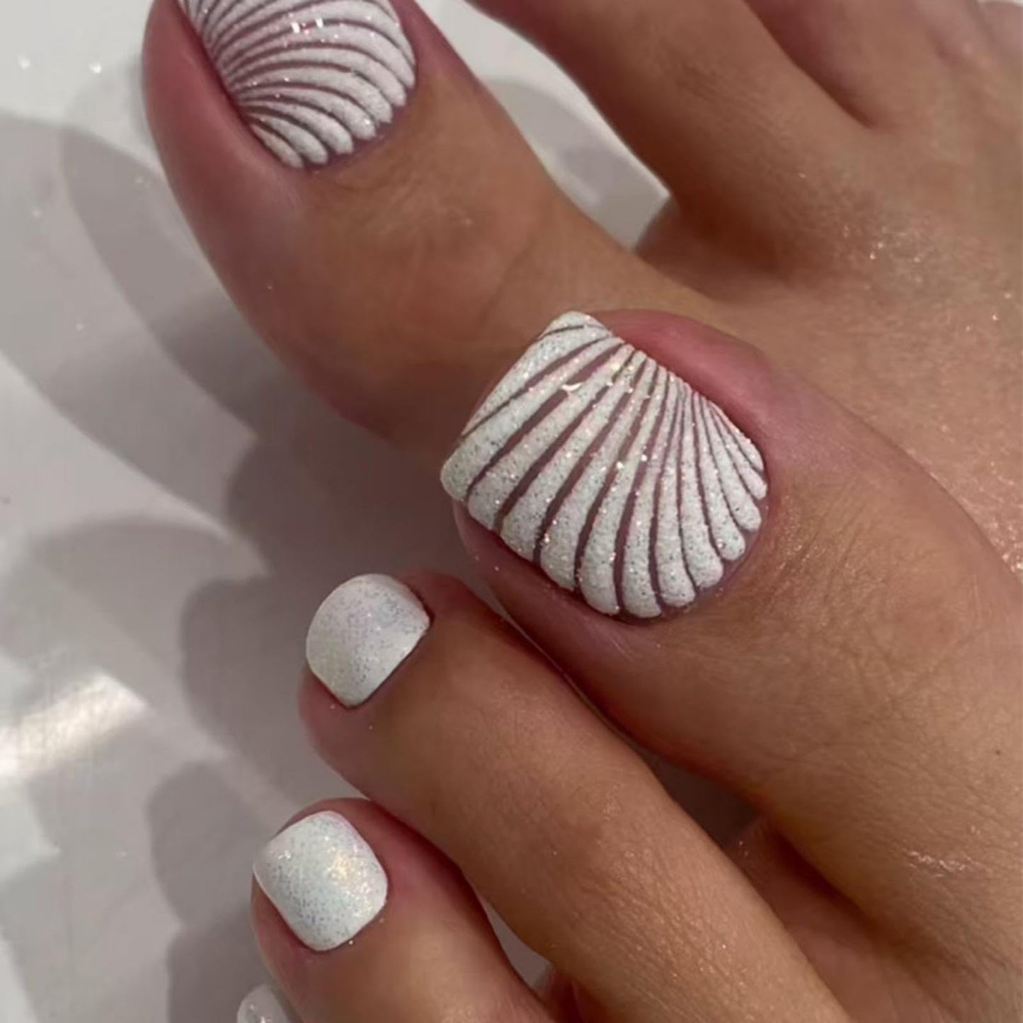 Sevgob White Press-On Short Square False Toenails, 24pcs (Full Cover Nail, Glossy, Plastic, Round, Full Well Tips, Pattern: Seashell)