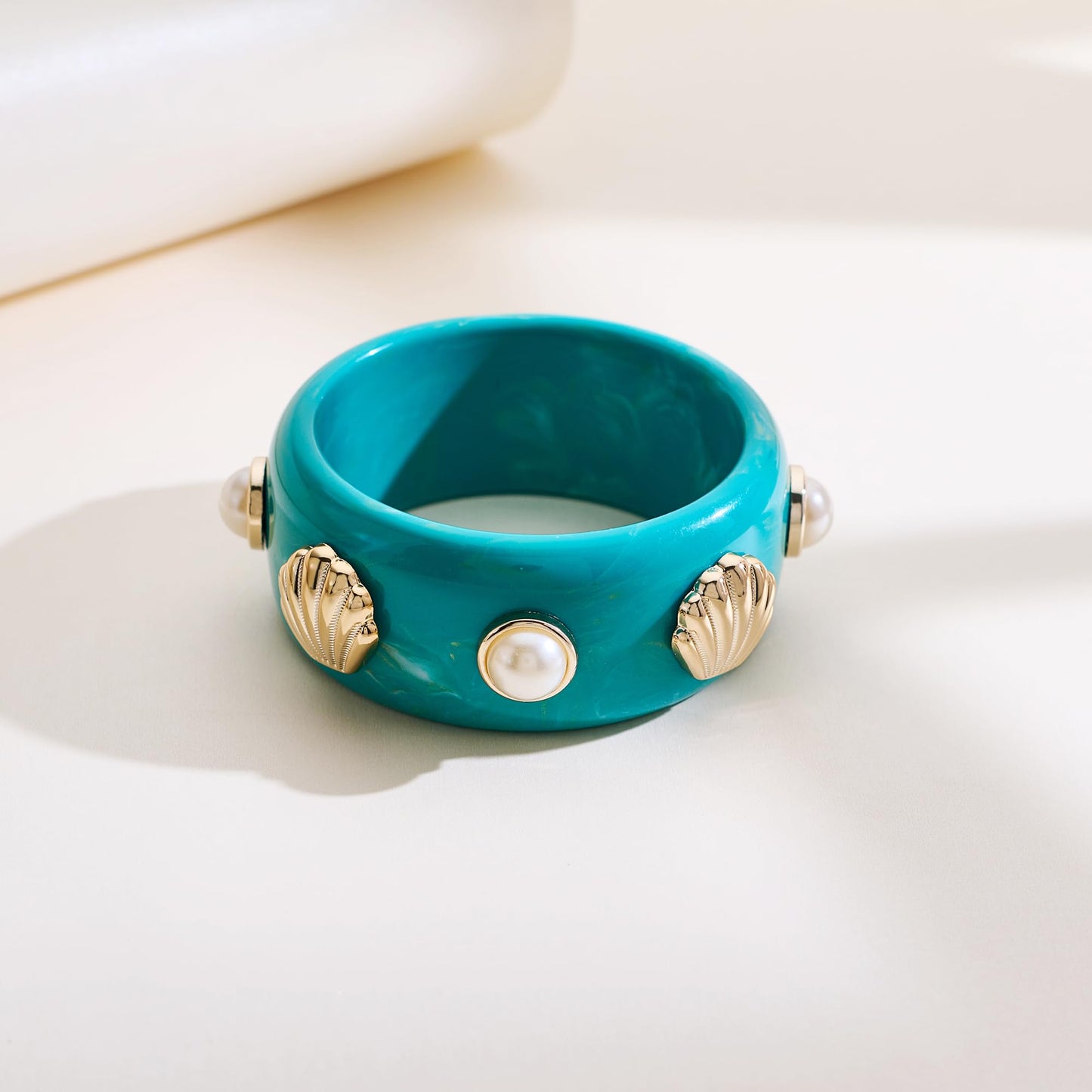 HUAYUNFANG Colorful Seashell Acrylic Resin Bracelet for Women Ocean Beach Shell Acrylic Bangle Chunky Acetate Mottled Plate Bangles Jewelry