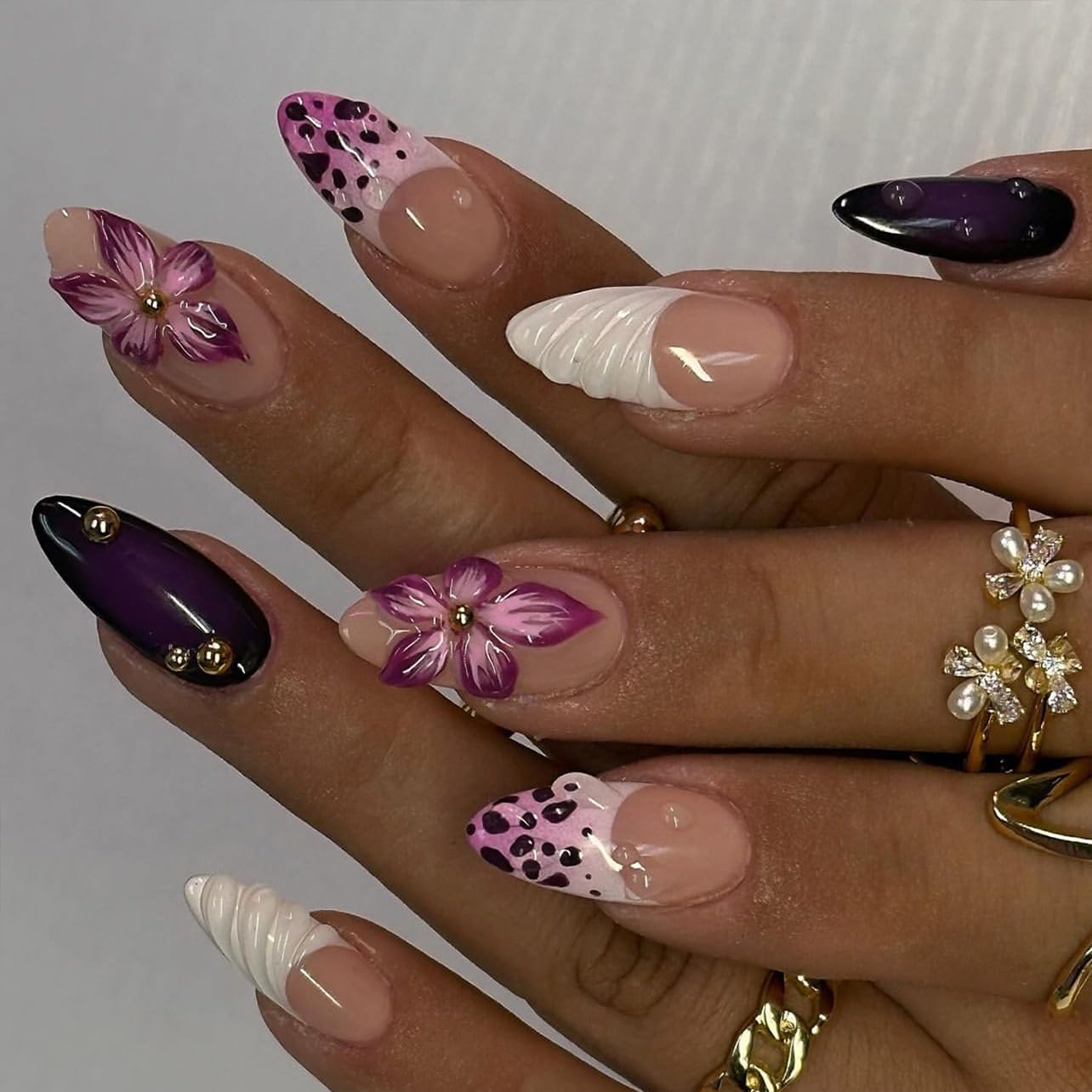Leopard French Tip Press on Nails Medium Almond 3D Embossed Floral with Leopard Print Gold Pearl Shell French Tips Design Acrylic Artificial Fake Nails for Women Girls Manicure Decorations 24Pcs