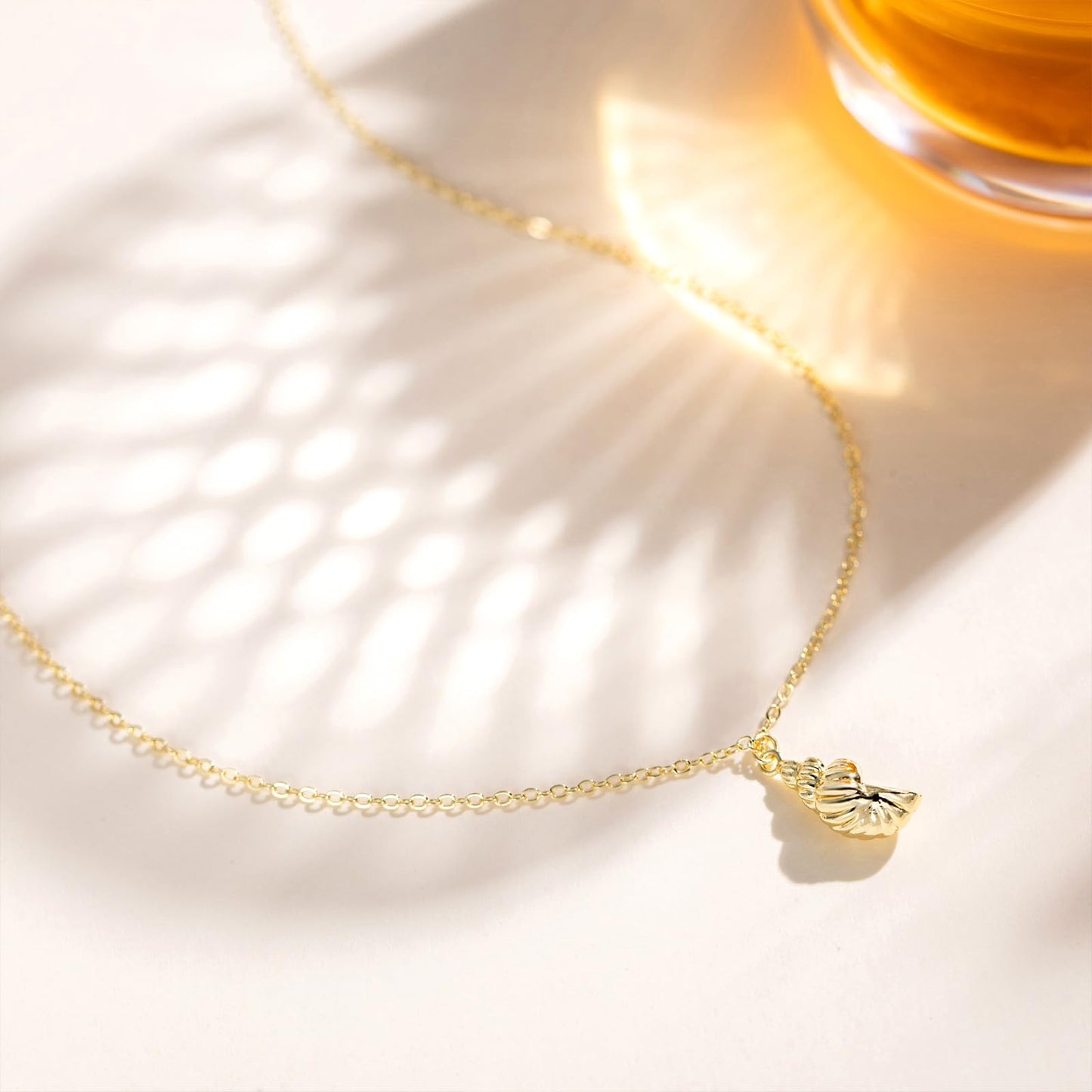 GUOKE Gold Shell Necklace for Women – 14K Gold Plated Conch Pendant, Dainty Seashell Necklace, Nautical Beach Minimalist Jewelry for Her