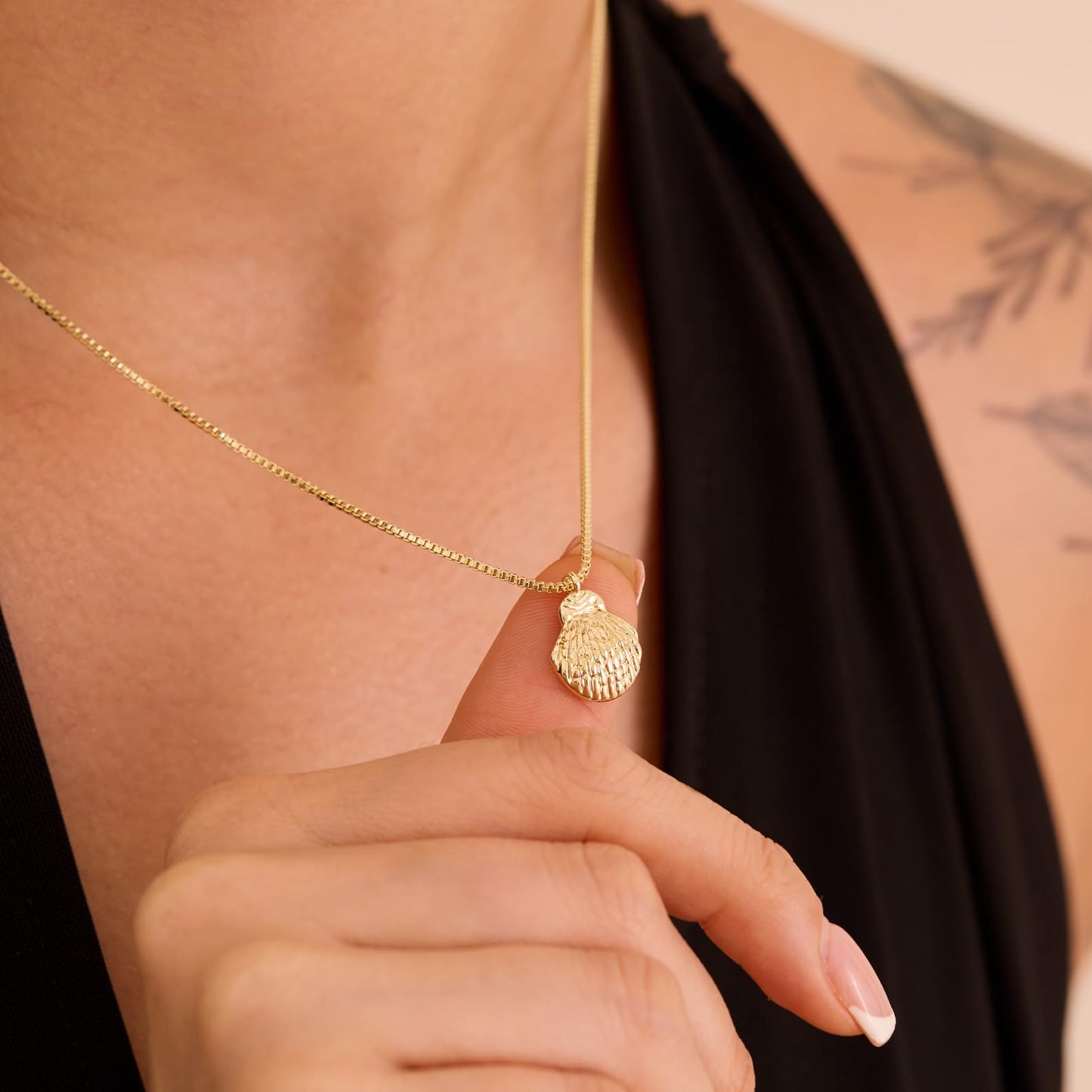 GUOKE Gold Seashell Necklace for Women – 14K Gold Plated Shell Pendant, Dainty Beach Necklace, Summer Minimalist Jewelry for Her