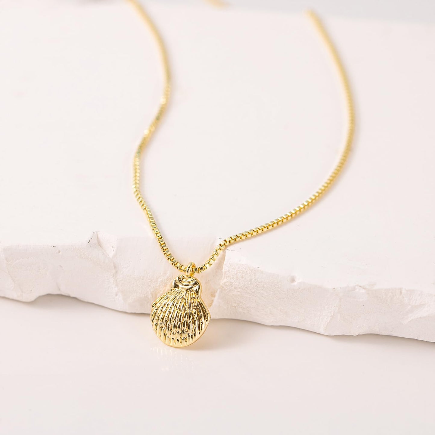 GUOKE Gold Seashell Necklace for Women – 14K Gold Plated Shell Pendant, Dainty Beach Necklace, Summer Minimalist Jewelry for Her