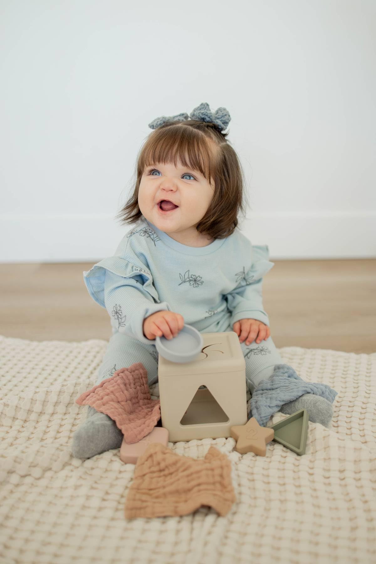 Brooklyn Neutral Silicone Shape Sorter & Tissue Box Toy with Organic Muslin Cotton Cloths - Baby Toys for Development - Montessori Learning Toys for 1 Year Old-Educational Non-Toxic Toy