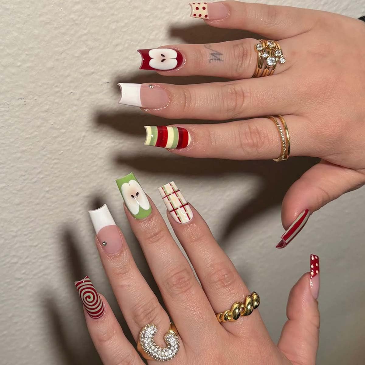 LINMEIZAI 24Pcs French Press on Nails Medium Square Apple Fake Nails Press ons Nail Tips, Green Red Stick on Nails Acrylic Nails Kit False Nails Fresh Plaid Design Nail Art for Women Cheerful Manicure