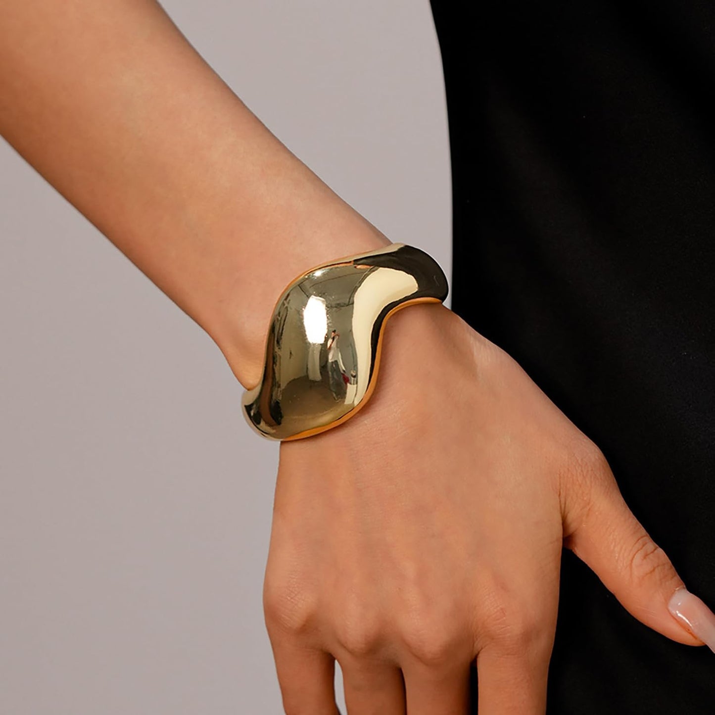 MOEEIJEW Chunky Gold Bangle Bracelets for Women Cuffs Bracelets Wide Hammered Bangle Statement Jewelry (Gold C)