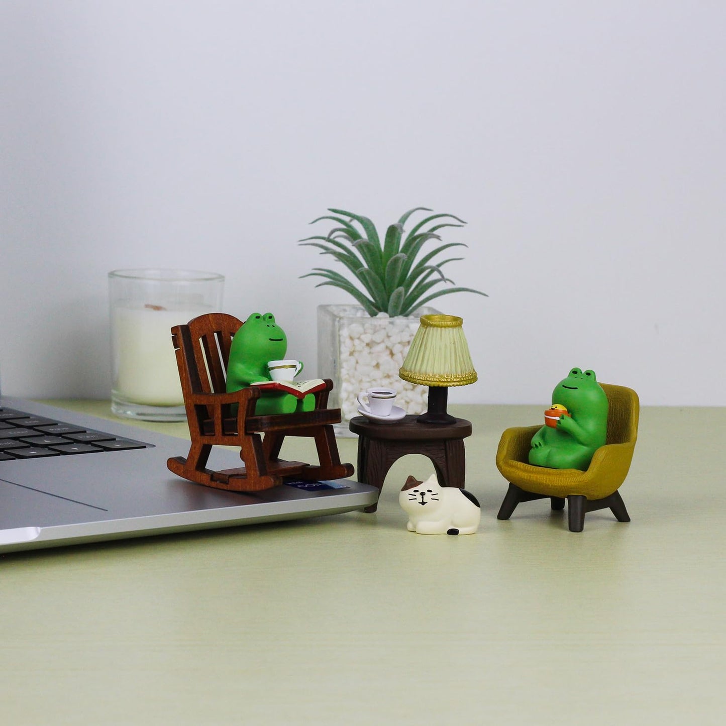 Refintural Miniature Frog Figurines Statue, Adorable Frog Collectibles for Desk and Bedroom Decor, Perfect Indoor Home Decorations and Gifts
