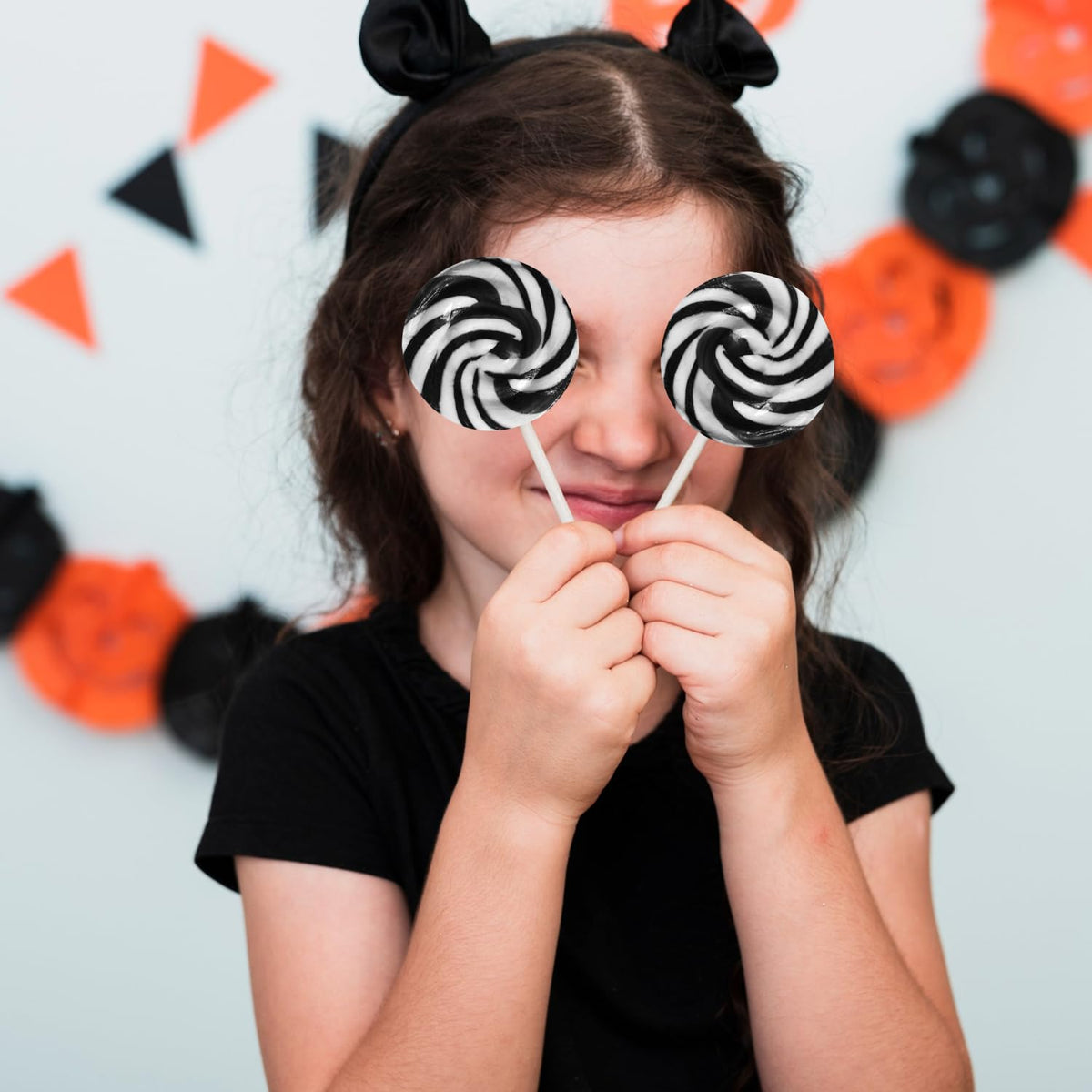 Black and White Halloween Lollipops, 50 Pieces of swirl Lollipops Individually Wrapped, Perfect Trick or Treat for Kids and Adults, Halloween Candy Individually Wrapped for Sharing at Parties