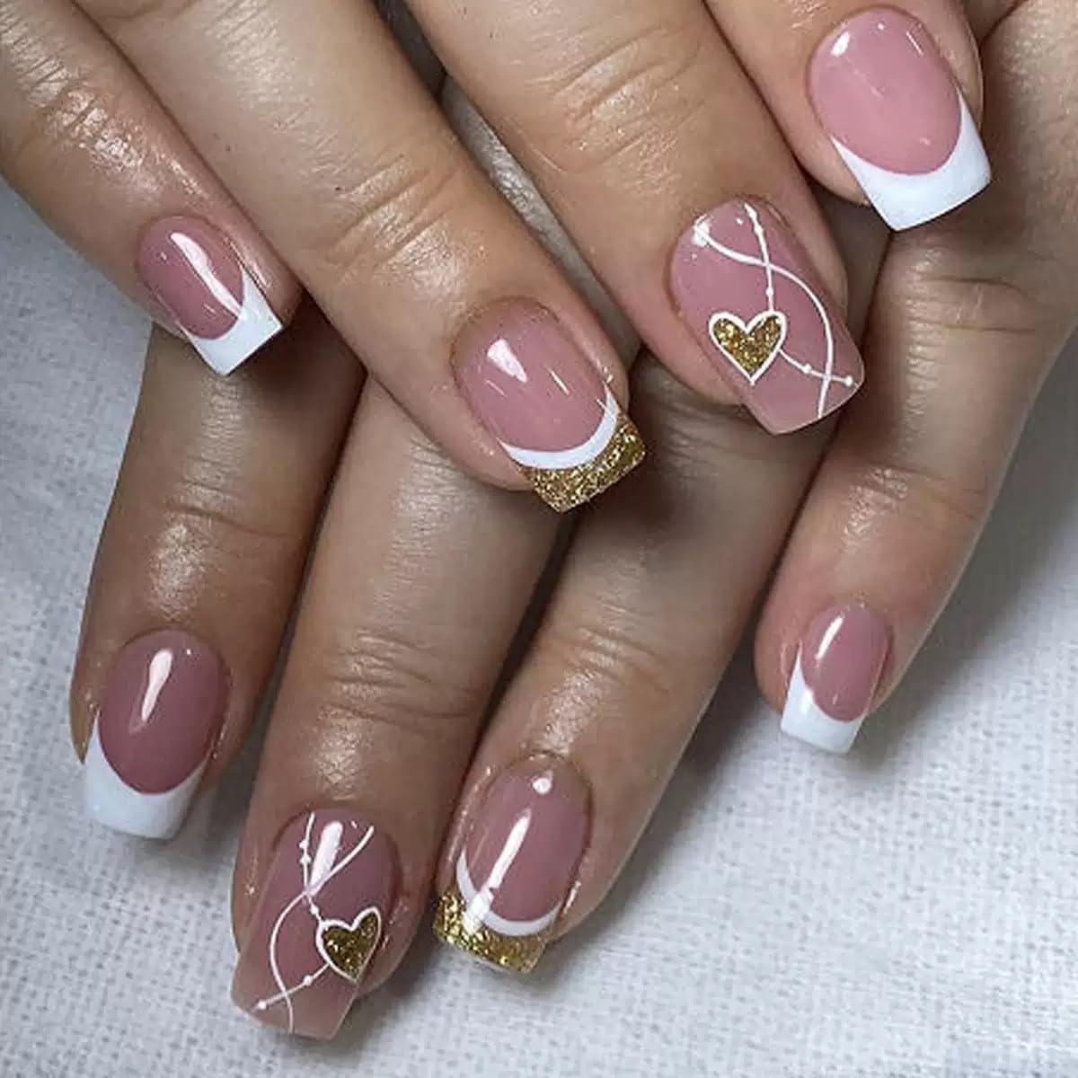 CTTHNBD Press on Nails Square - Medium Fake Nails with Heart Design - Glitter, White French Tip False Nails - for Women 24 Pcs