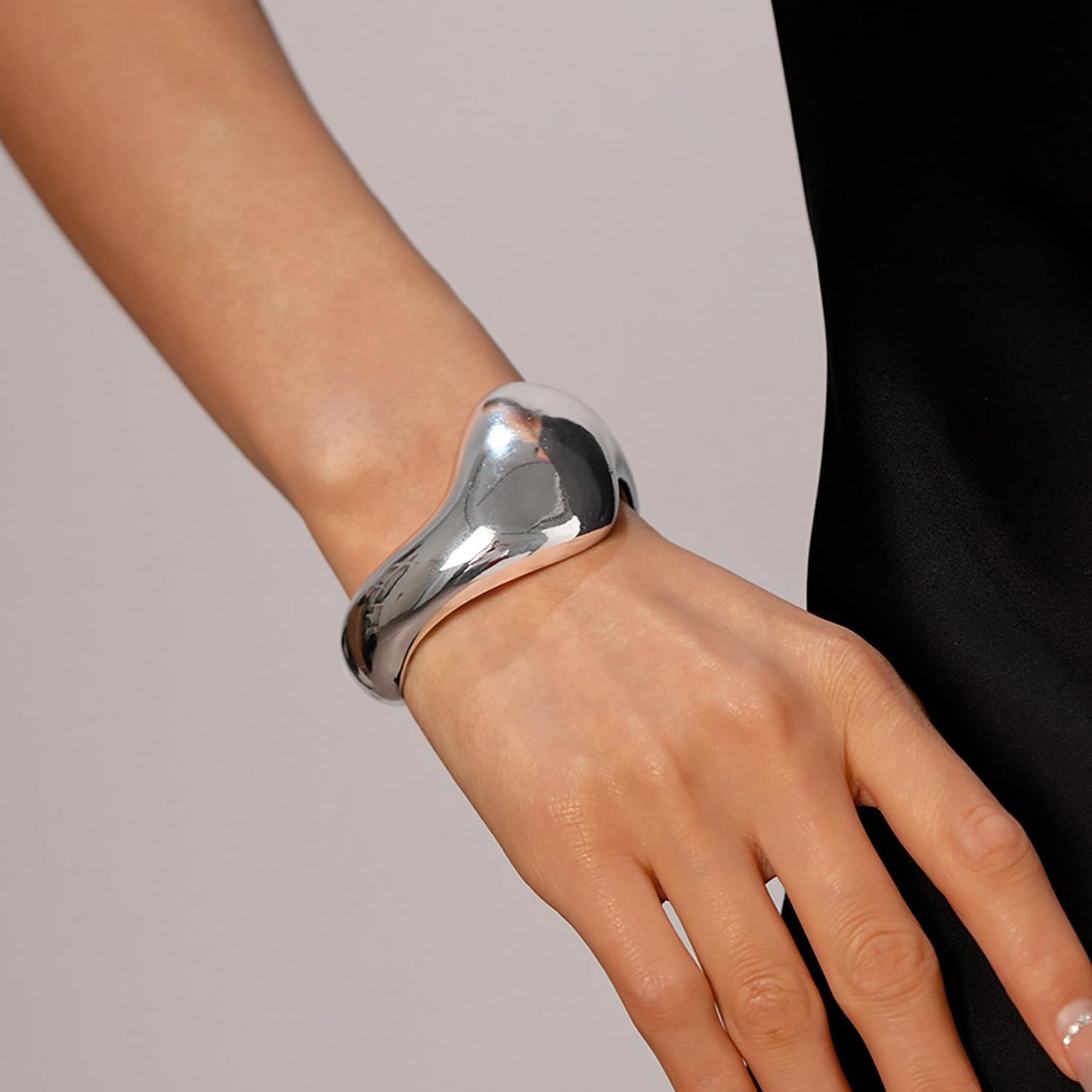 MOEEIJEW Chunky Gold Bangle Bracelets for Women Cuffs Bracelets Wide Hammered Bangle Statement Jewelry (Silver C)