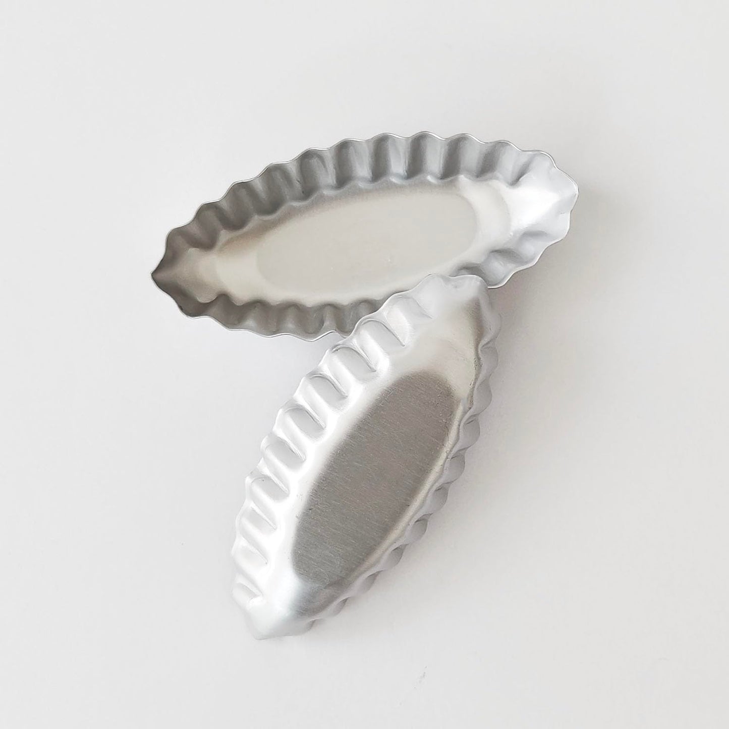 Heluok Tiny Tart Pan Boat Shape, 10PCS Egg Tart Mold Fluted Edge, Wave Flower Aluminum Baking Tool, Reusable Dessert Tray for Small Tartlets, Quiches