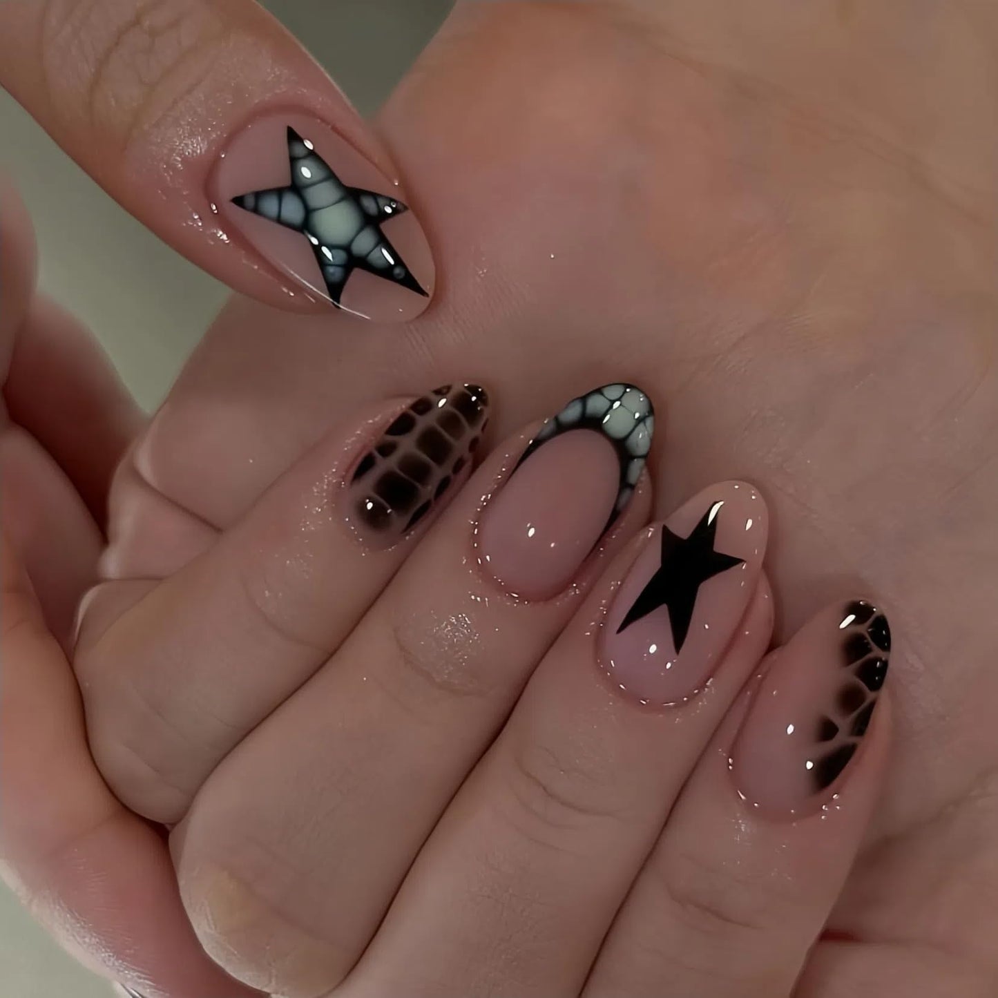 LOHAS Home Handcrafted Sweet-Yet-Edgy Gradient Wearable Nails Reusable Almond-shaped Nail, Dark Stars, M