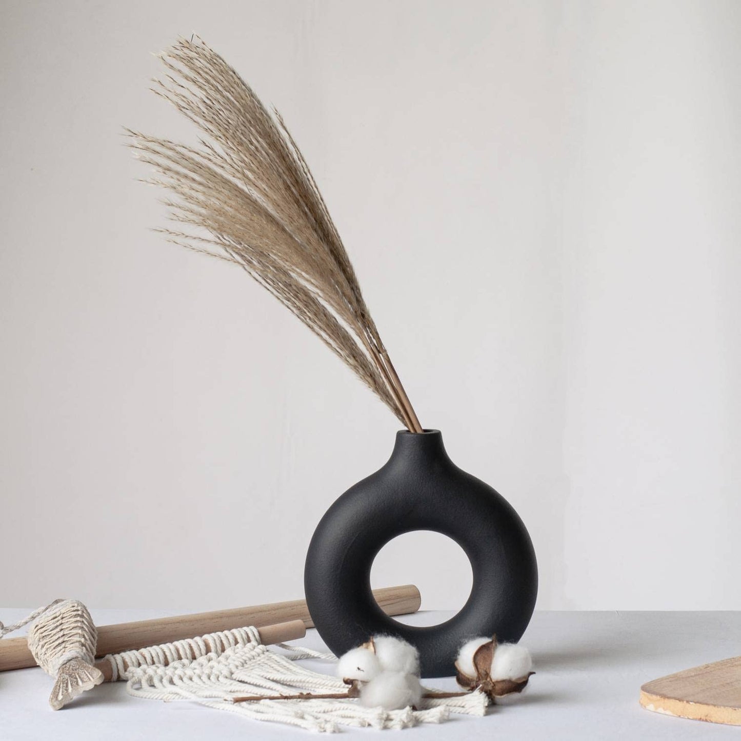 CEMABT Black Donut Vase Hollow Ceramic Vase for Flowers Handmade Minimalist Boho ins Style Modern Home Decor for Wedding Dinner Table Party Living Room Office Bedroom（M
