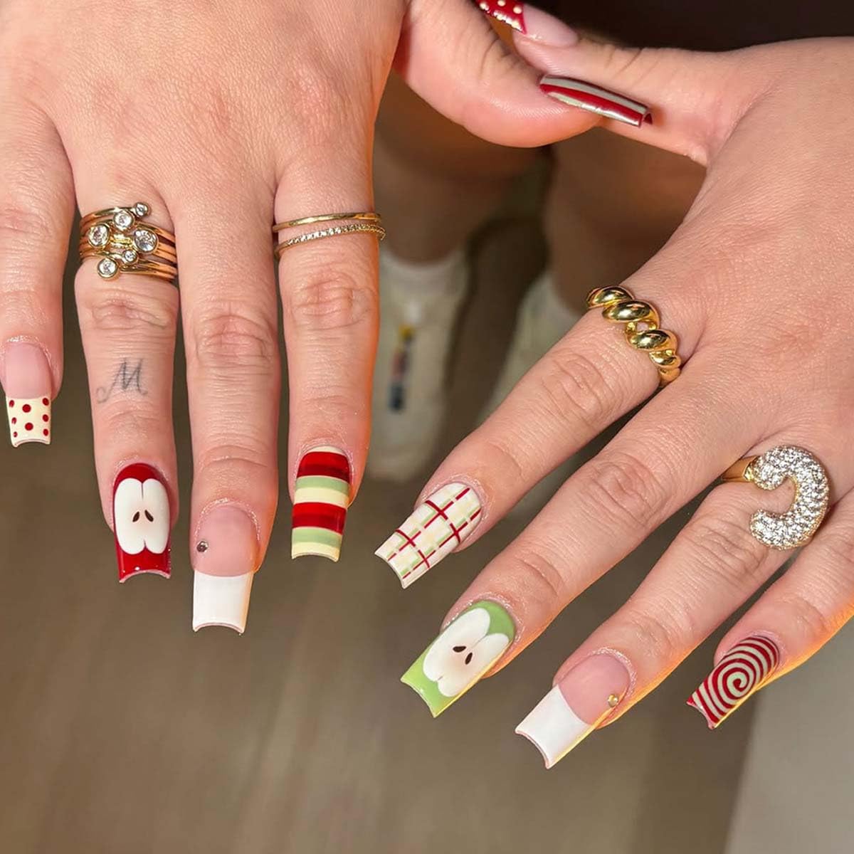 LINMEIZAI 24Pcs French Press on Nails Medium Square Apple Fake Nails Press ons Nail Tips, Green Red Stick on Nails Acrylic Nails Kit False Nails Fresh Plaid Design Nail Art for Women Cheerful Manicure