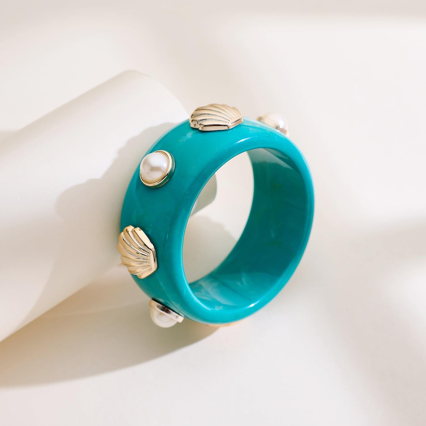 HUAYUNFANG Colorful Seashell Acrylic Resin Bracelet for Women Ocean Beach Shell Acrylic Bangle Chunky Acetate Mottled Plate Bangles Jewelry