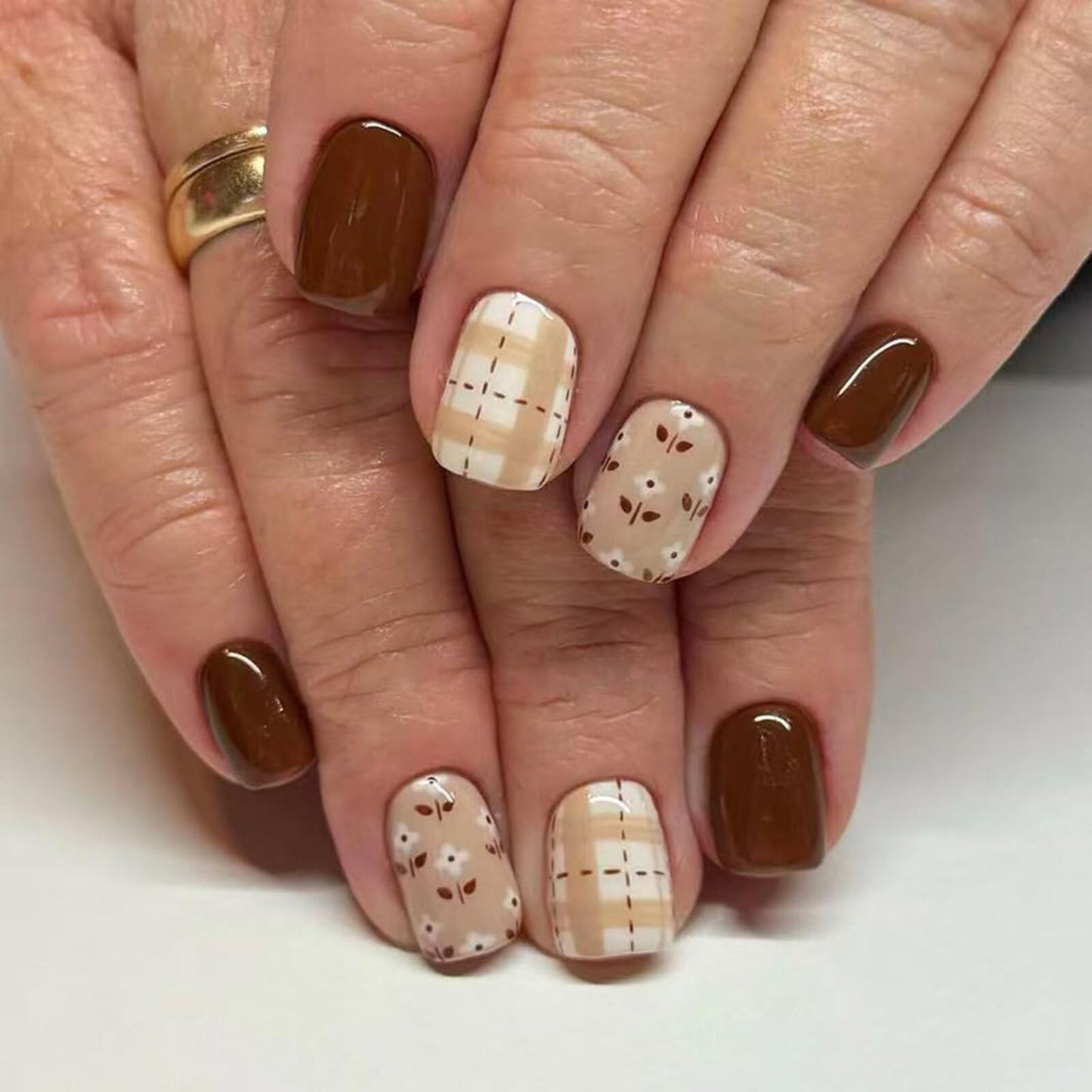 Short Square Press on Nails Rich Coffee Brown Creamy Beige Base Plaid Speckled Motifs Glossy Finish Casual Manicure Stick on Nails Suitable for Elegant Unique Artificial Nails Stylish Charming 24 Pcs