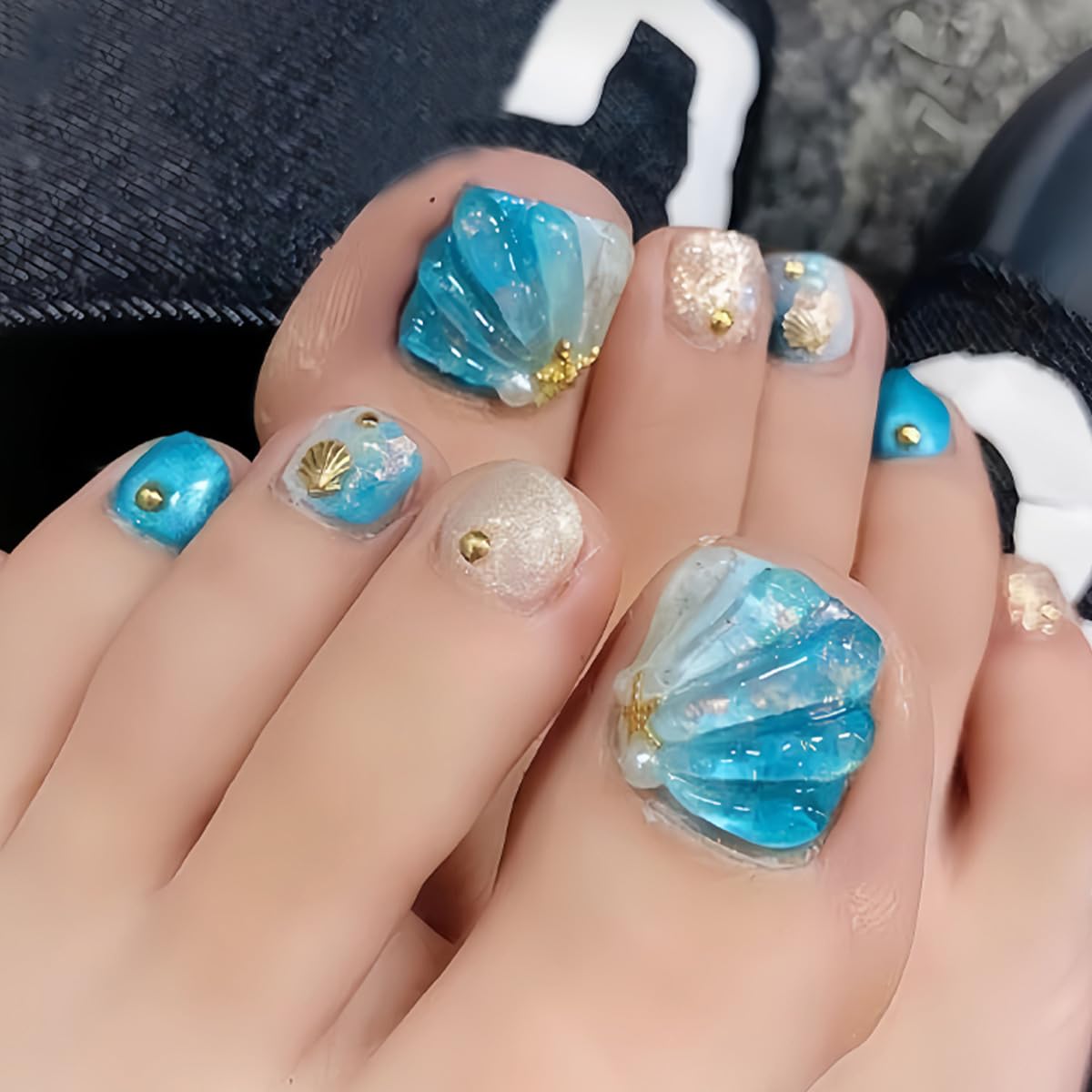 Summer Press on Toenails Beach 3D Waves Fake Toe Nails Cute Ocean Acrylic Toenails with Gold Shell Pearl Designs Glossy Blue Artificial False Toe Nails for Women Girls Manicure Deco 24Pcs