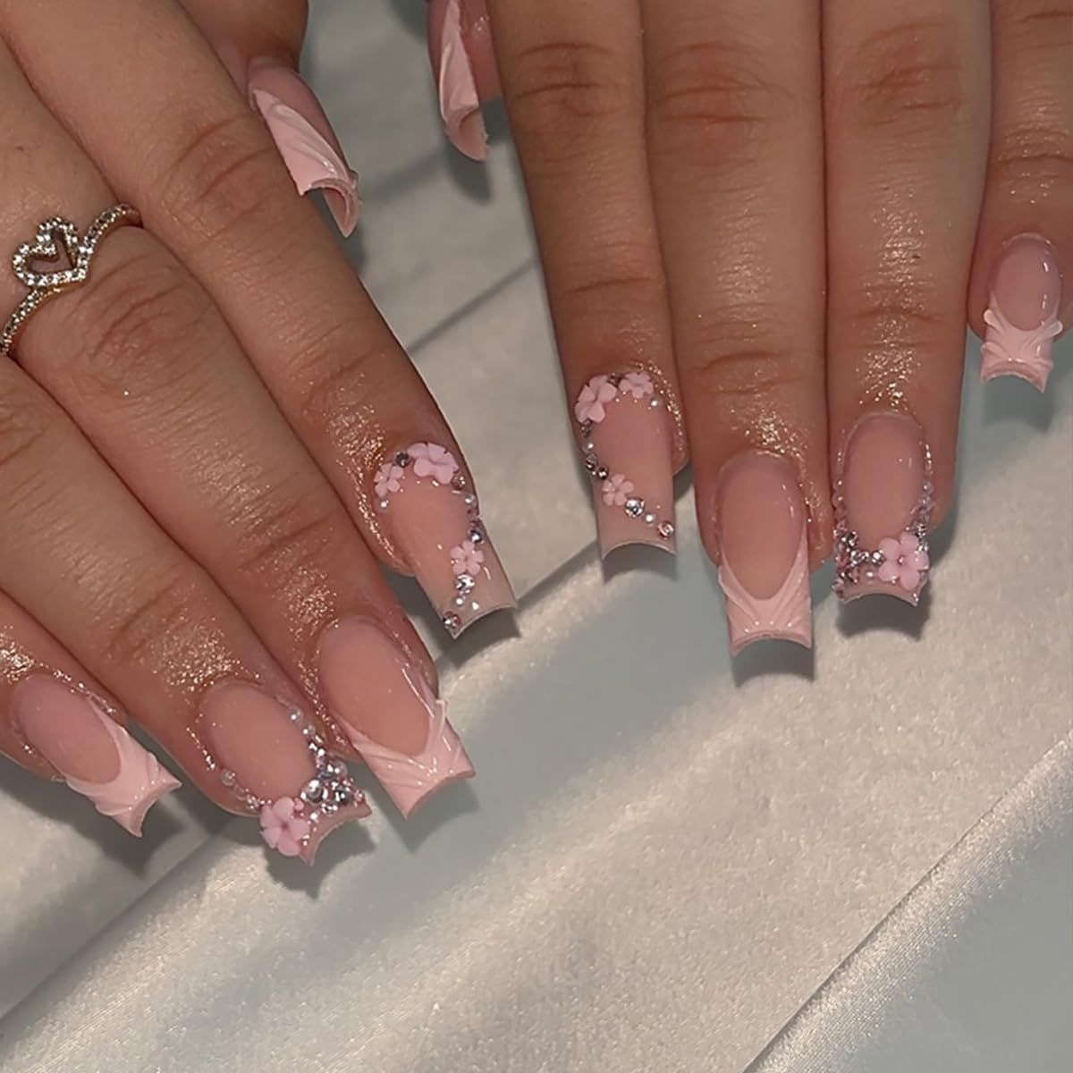 24Pcs Pink French Tip Press on Nails Medium Square Fake Nails Flower Nail Tips with Glitter Rhinestones Design Nude Full Cover Artificial Glue on Nails Cute False Nails Stick on Nails for Women DIY