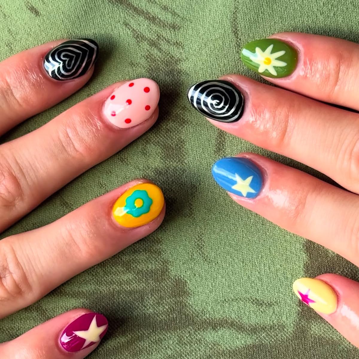 plalely Almond Press on Nails Short Colorful Fake NailY2k Style Daisy Acrylic Nail Press ons Polka dot Stick on Nails for Women 24pcs
