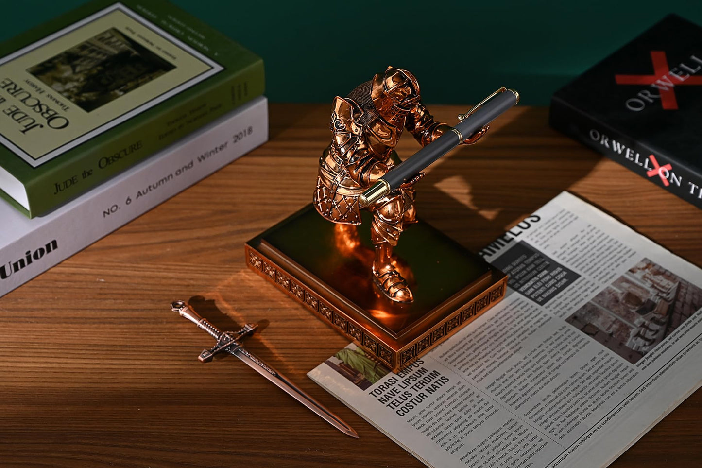 HDMbigmi King's Guard Knight Pen Holder Pen Stand Desk Organizers and Accessories Resin Pencil Holder as Gift for Office and Home (Copper(Plating))