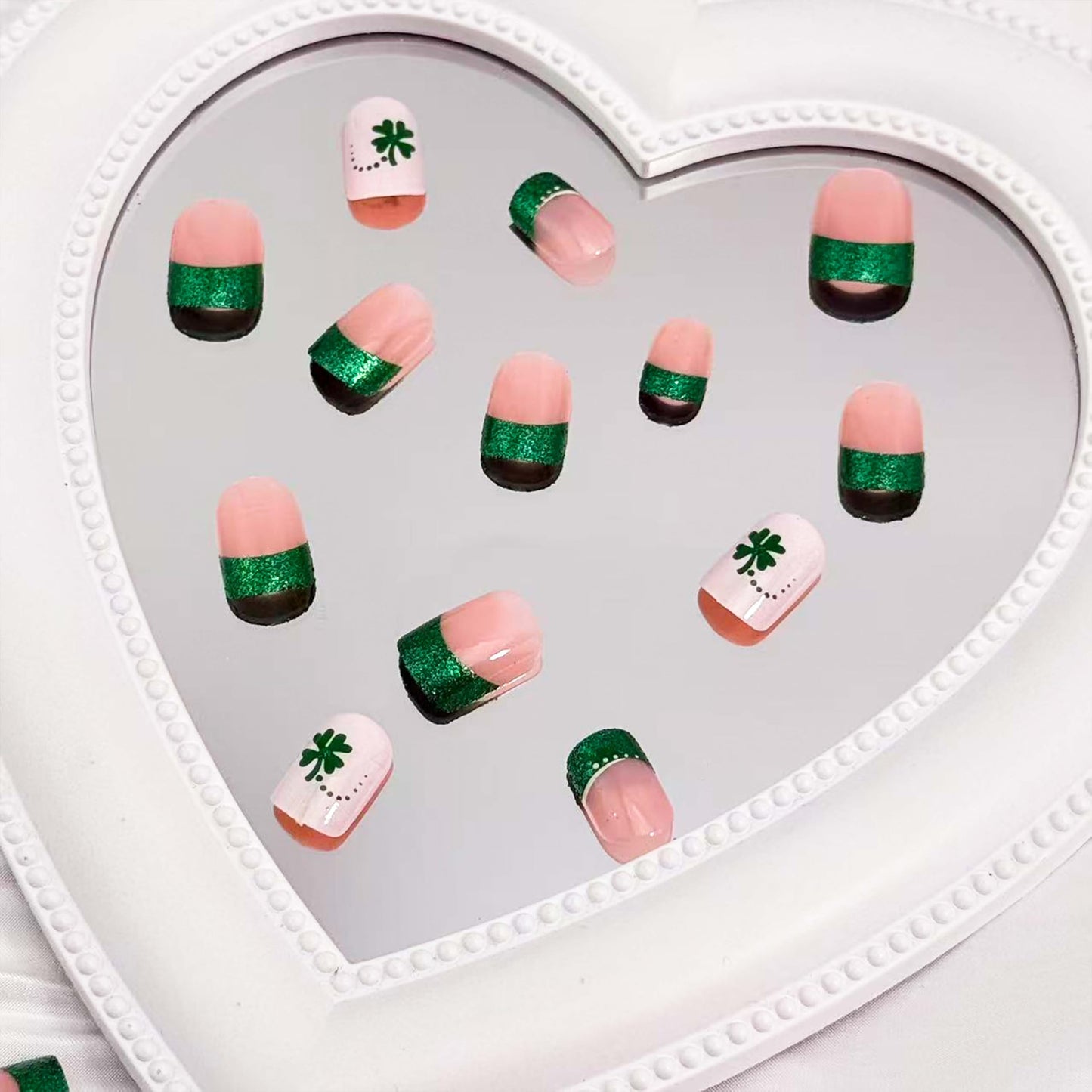 24Pcs St. Patrick's Day Press on Nails Short Square French Tip Fake Nails with Shamrock Designs Full Cover False Nails Green Glitter Acrylic Glue on Nails for Women DIY Saint Patrick nail Decoration
