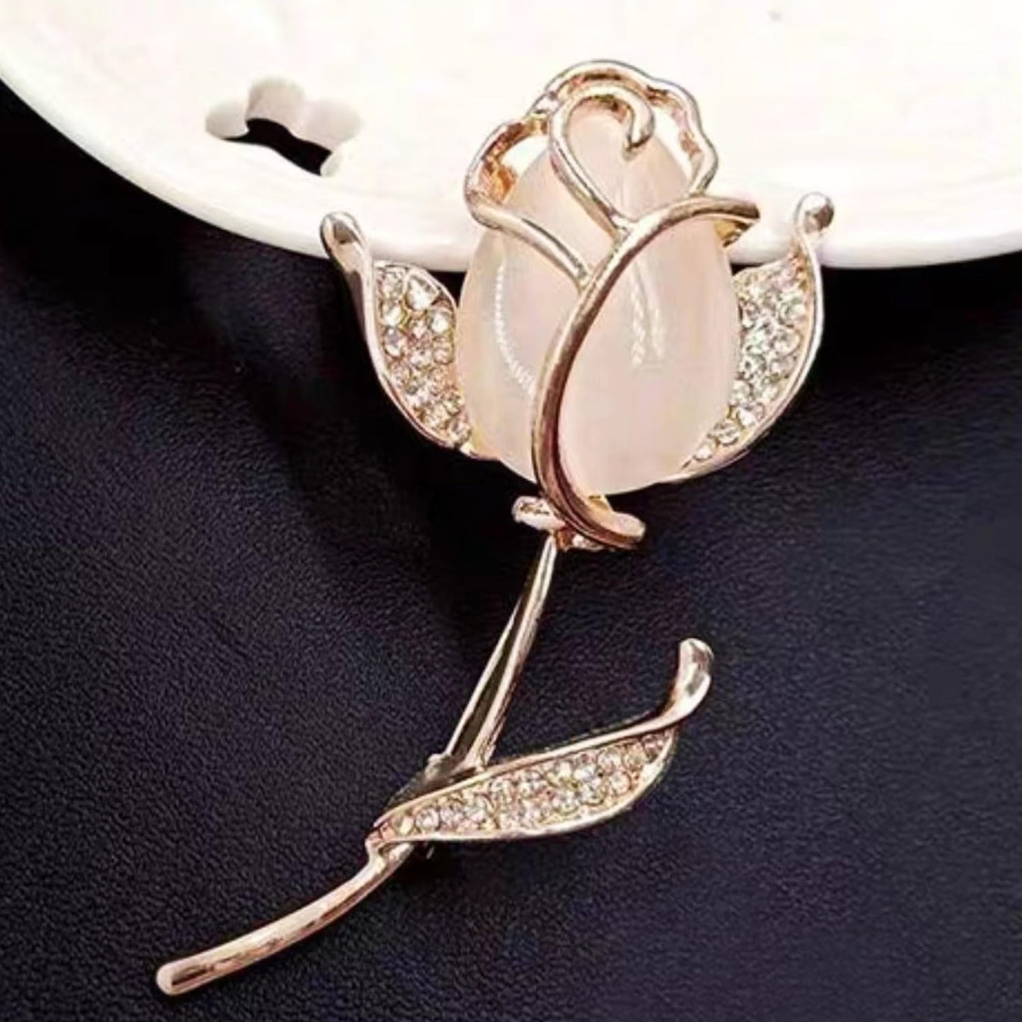 Rose Flower Crystal Brooches Pins Fashion Beautiful Created Rhinestone Pearl Floral Brooch Good Idea for Party Dance Wedding Banquet for Elegant Women Girl (Gold Rose Flower)