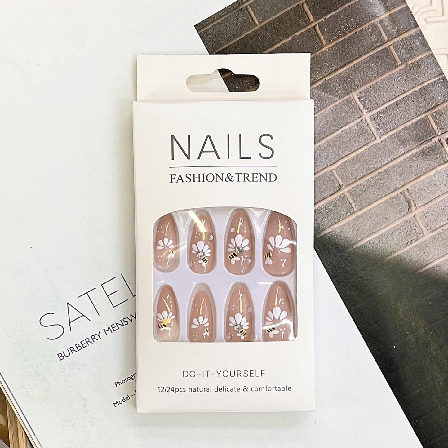 Bee Press on Nails Medium Almond Fake Nails with Designs Daisy Stick on Nail Cute Acrylic False Nail Rhinestone Artificial Nail Press ons Glossy Full Cover Glue on Nails for Women 24Pcs