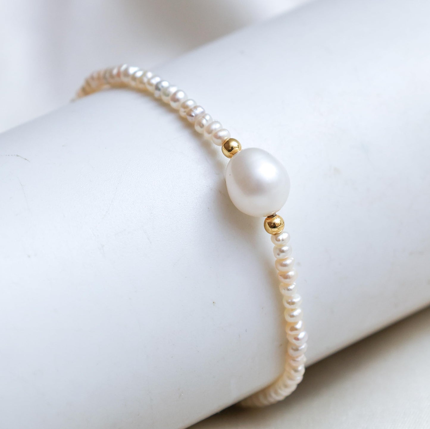 Gempires Handmade Freshwater Pearl Bracelet for Women 14k Gold-Plated Beaded Jewelry Dainty Stackable Boho Bracelet June Birthstone Gift Hypoallergenic Elegant Pearl Bracelet