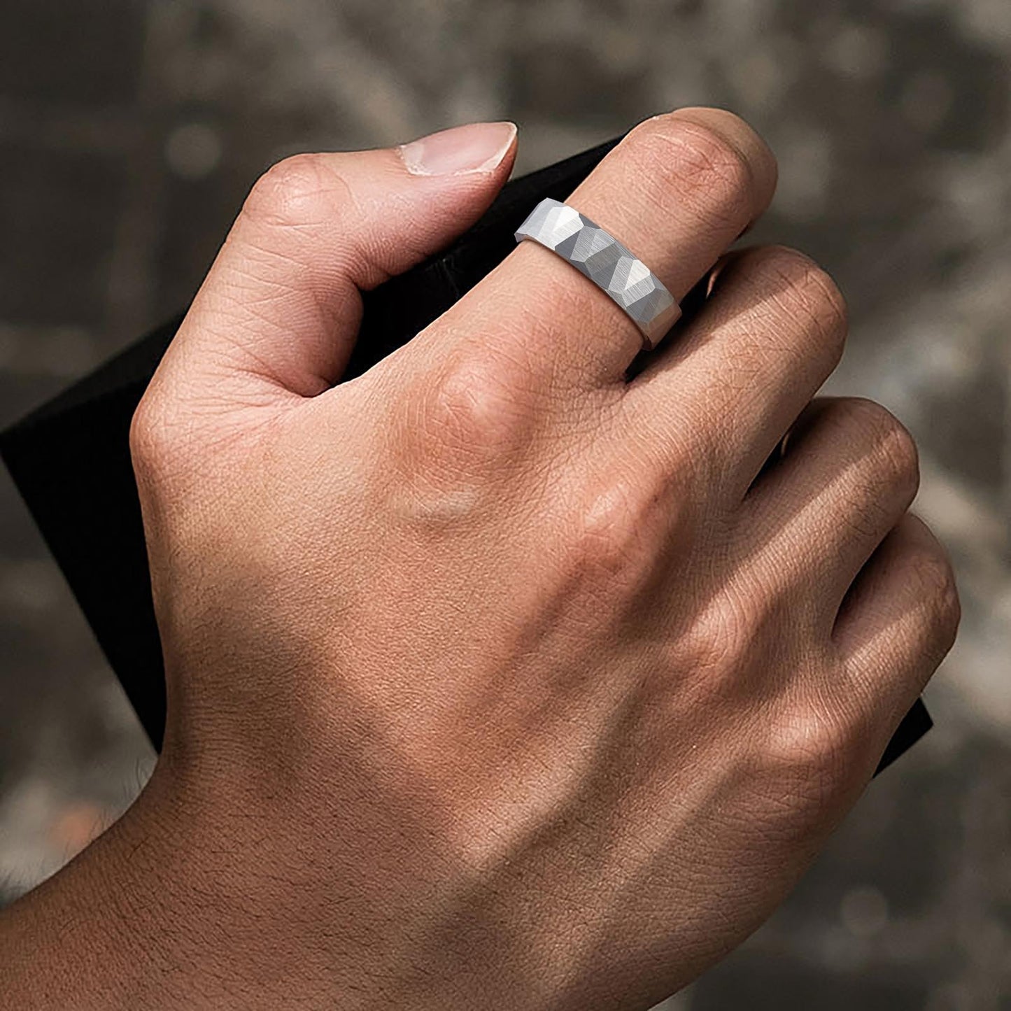 JEWPER 6MM 8mm Black/silver/gold Tungsten Rings for Men Womens Couple Fashion Jewelry Promise Engagement Wedding Band Hammered Inner ring inlaid with olive wood Carbide Polished Edge Comfort Fit