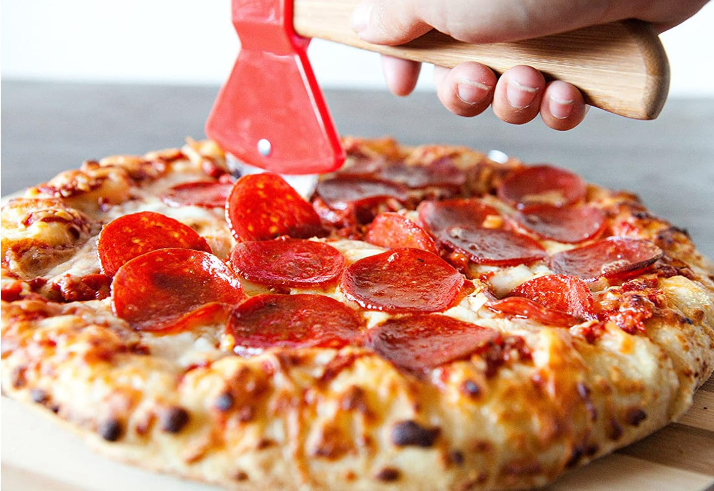 DURABOARD Funny & Cool Axe Pizza Cutter - Unique Men Dad Tool With Steel Сircular Saw, Plastic Cover for Wheel Blade Knife & Bamboo Handle - Cute Kitchen Gadgets Nonstick Stuff Slicer Accessories