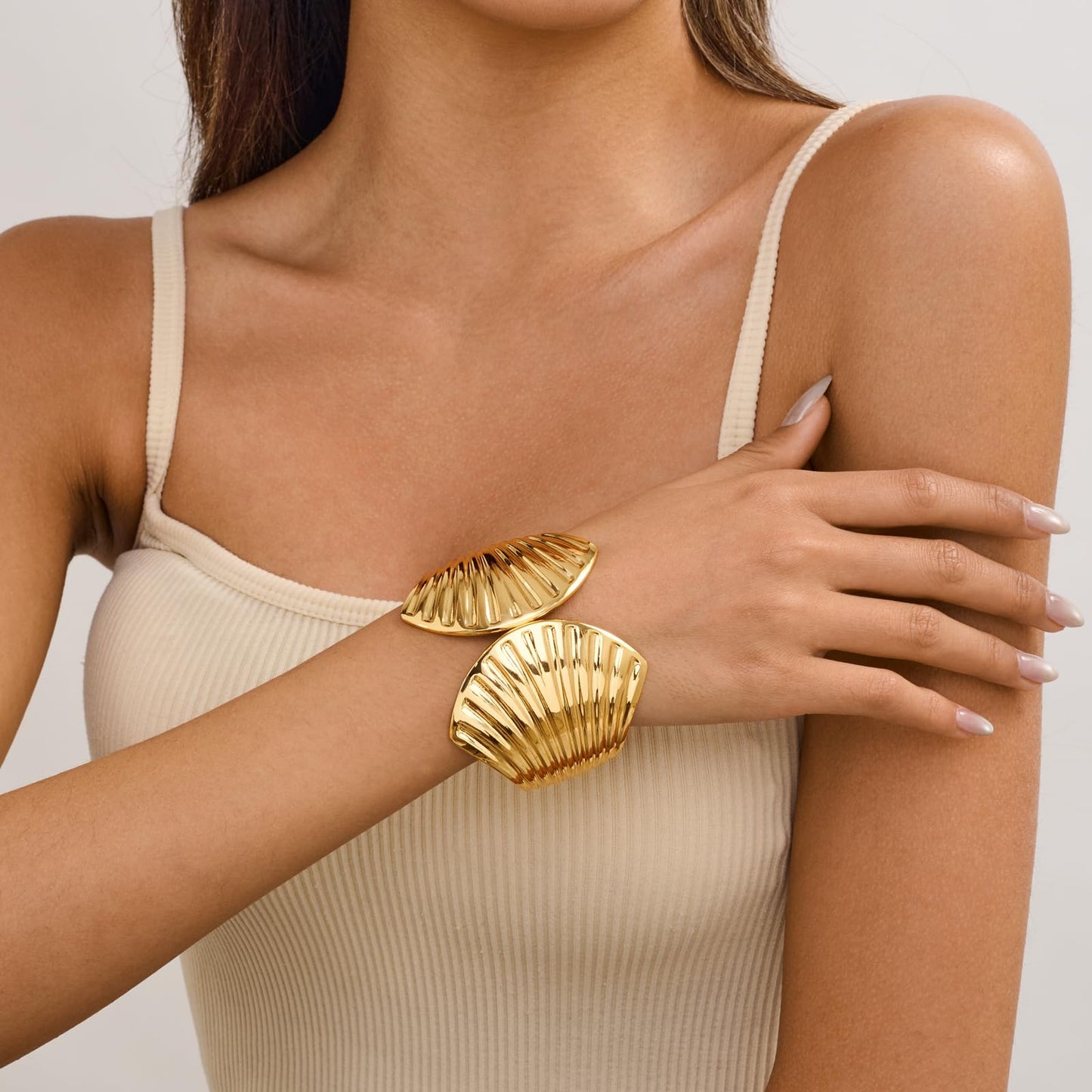 Gold Plated Wide Shell Cuff Bracelet for Women Exaggerated Statement Gold-tone Ginkgo Leaf Bangle Bracelet with Spring Clasp