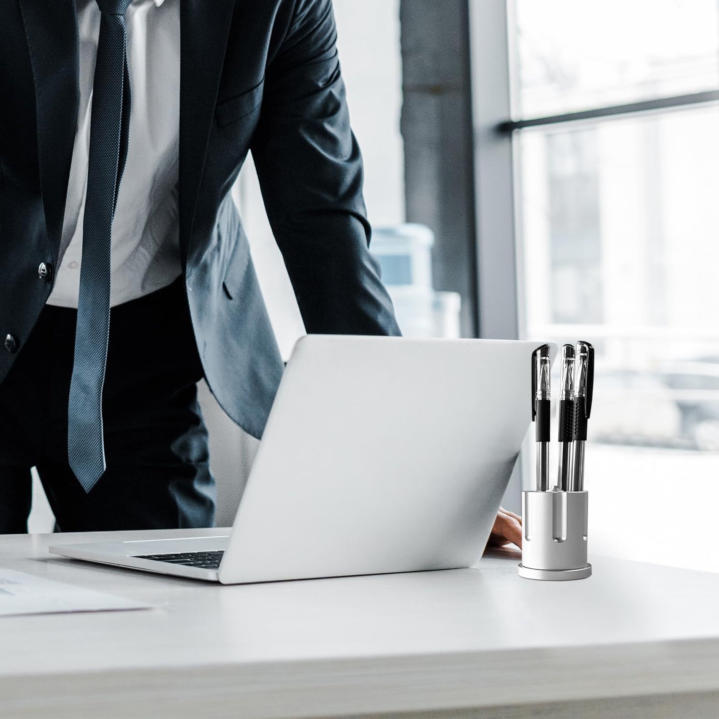 ZEIZOMZER Rotating Revolver Pen Holder, Aluminum Gun Cylinder Pencil Holders, Men Desktop Decor for Men's Birthday, Office Decoration