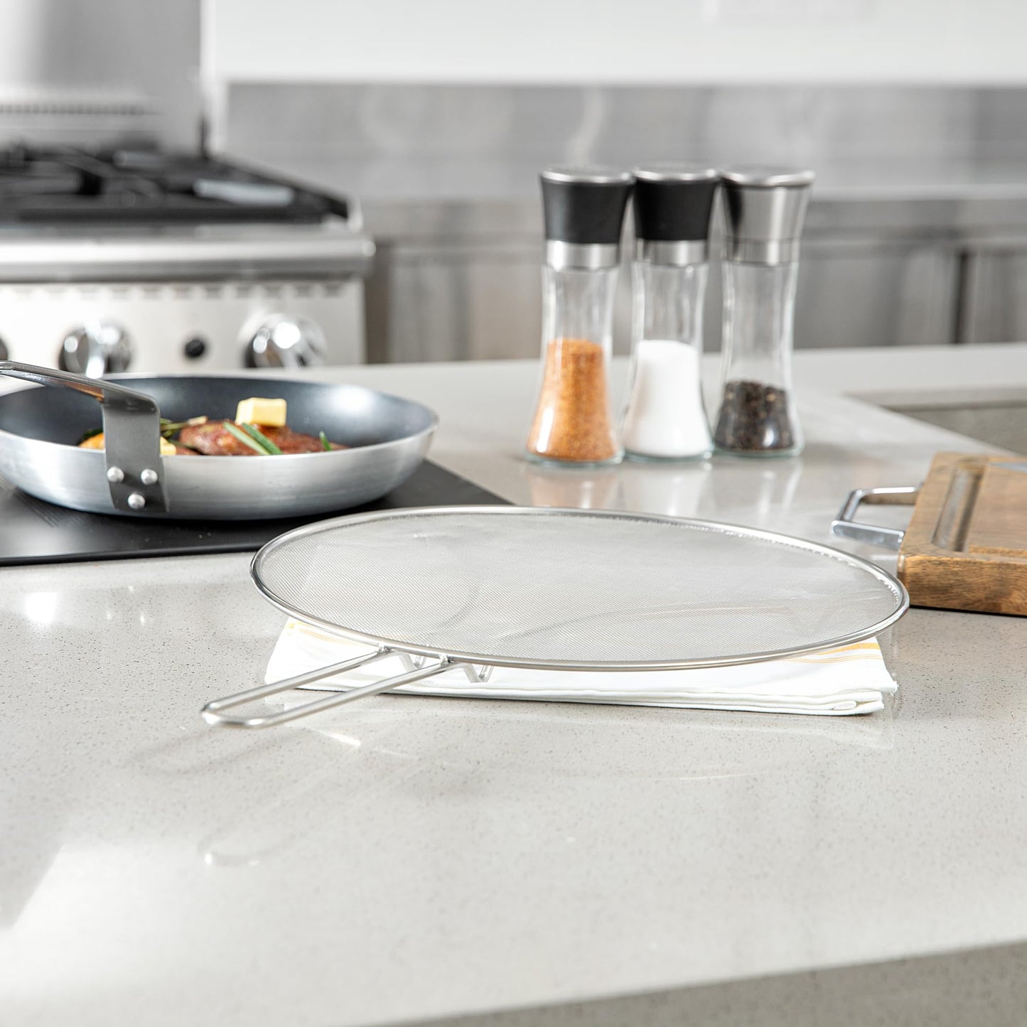 Restaurantware Splatter Screen 1 Count 13" Fine Mesh Cover Stainless Steel Splatter Guard with Resting Feet Cooking Protector for Frying Pan, Cooking Pots, Saute, Grease and Oil, Kitchen Tool
