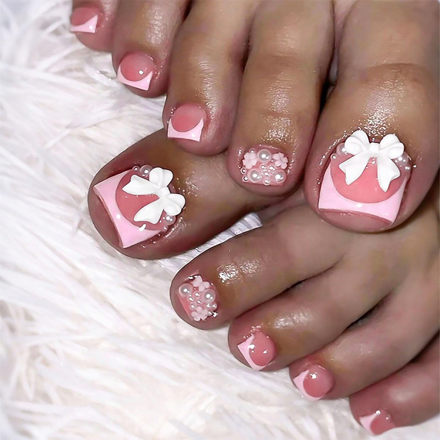 RUOKEXIN Short Press on Toenails Pink French Tip Fake Toenails with 3D Bow Pearl Designs Square Toe Nail Press ons Sparkly Artificial Nails for Women 24Pcs