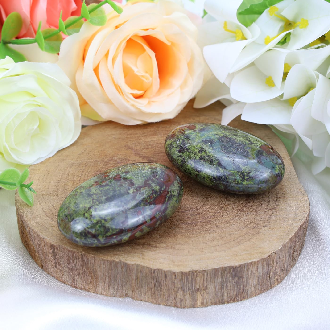 MAIBAOTA 2.4" Large Bloodstone Crystals Stone Polished Palm Stone Healing Crystals 0.7" Thick Natural Reiki Gemstone Worry Stone Energy Balancing Anxiety Stress Relief Meditation 1 Pc